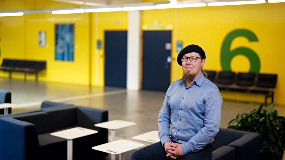 Kauko Keskisärkkä kuvattuna yliopiston tiloissa.