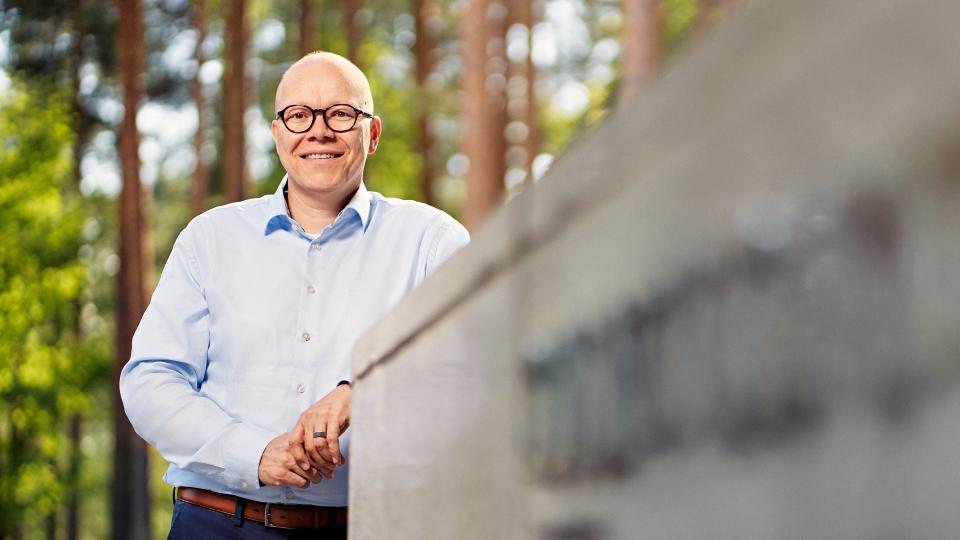 Petteri Alahuhta, vararehtori, Oulun yliopiston päärakennuksen edustalla.