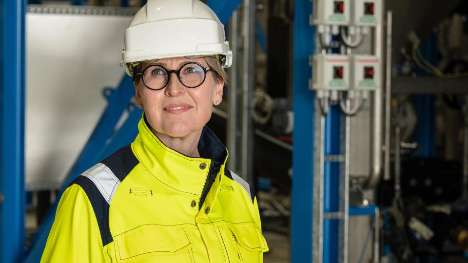 Laura Rahikka kuvassa kypärä päässä.