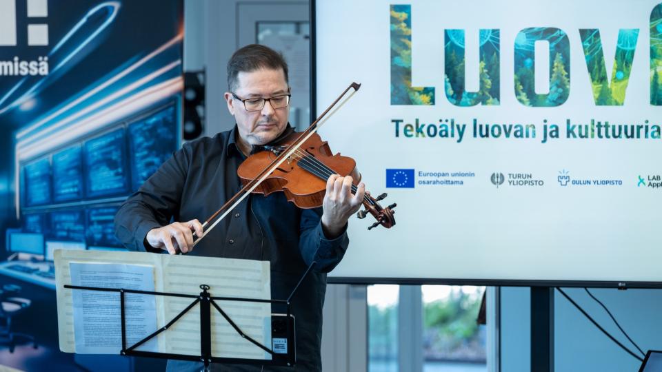 Max Savikangas soittaa alttoviulua