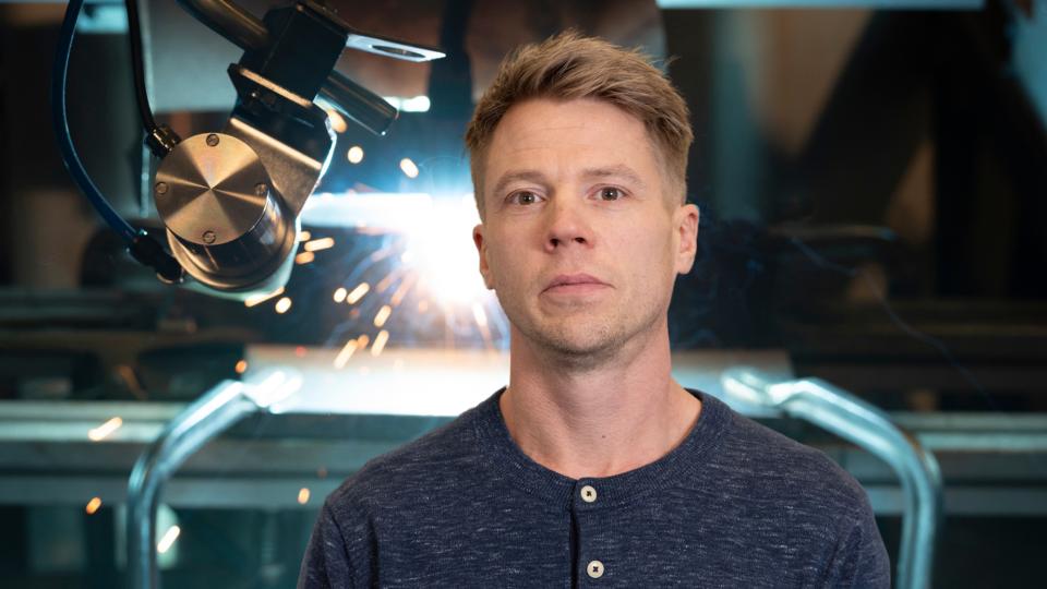 Antti Järvenpää, taustalla 3D-tulostin