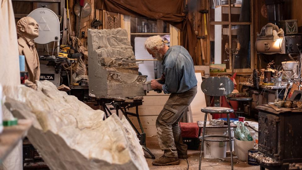 kuvanveistäjä ateljeessaan
