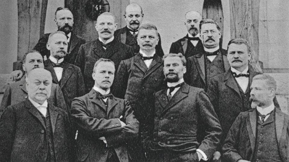 Takana P. E. Svinhufvud oven edessä ja Eero Erkko toisena oikealla, edessä Ernst Estlander kädet puuskassa ja Theodor Homén kädet taskuissa.