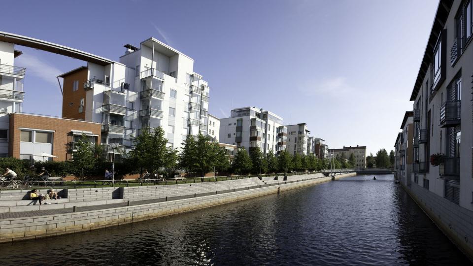 kerrostaloja kanavan rannassa