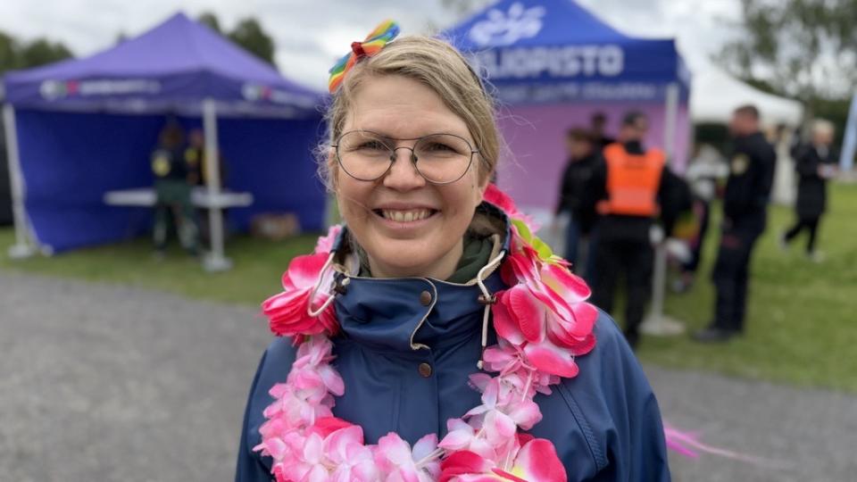 Miia Immonen kukkaseppele kaulassa.
