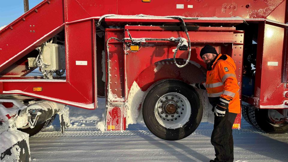 Oulun yliopiston tutkija Miro-Tommi Tuutijärvi tarkistaa rengasmittausperävaunussa olevan testirenkaan pintaa