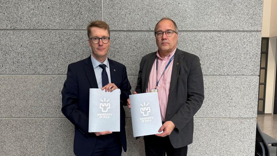 Yhteistyösopimuksen allekirjoittivat Pohjois-PohjaHyvinvointialuejohtaja Ilkka Luoma ja Oulun yliopiston rehtori Arto Maaninen.