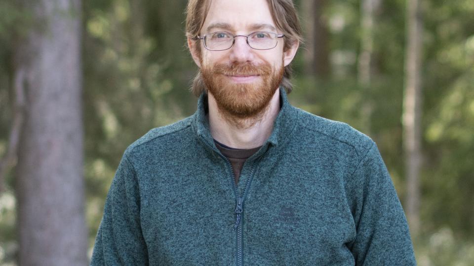 Profile photo of Stefan Prost in the forest.