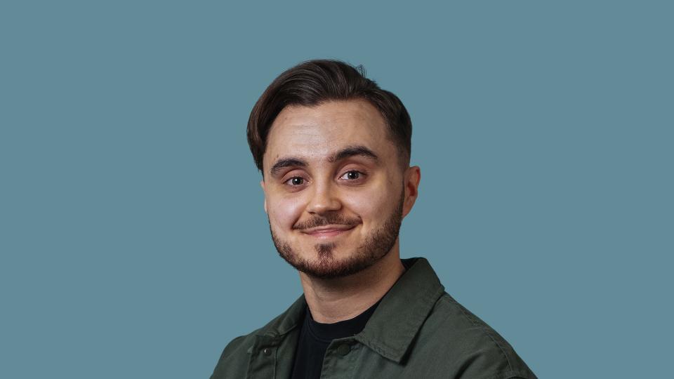 Ville Tikkanen sinistä taustaa vasten