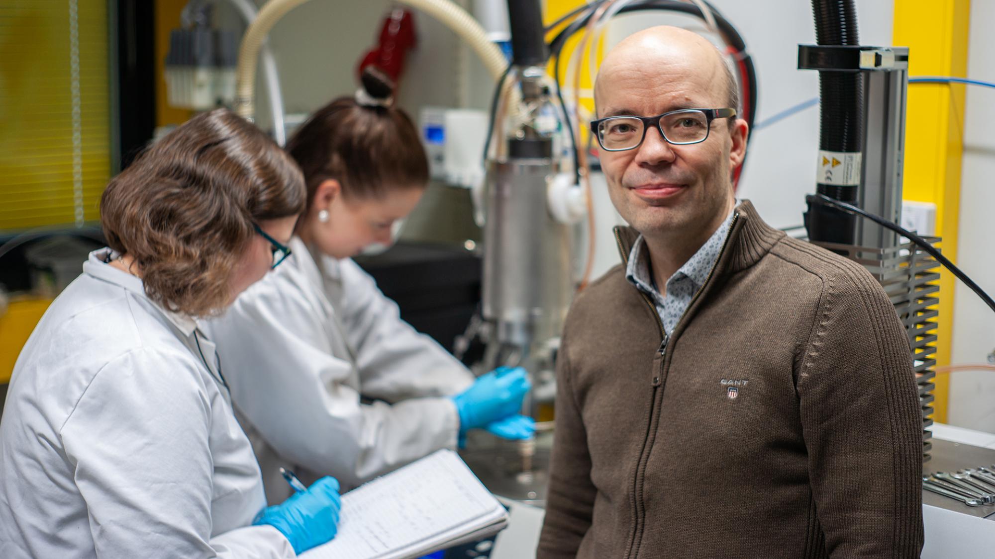 Professori Timo Fabritius ja kaksi tutkijaa.