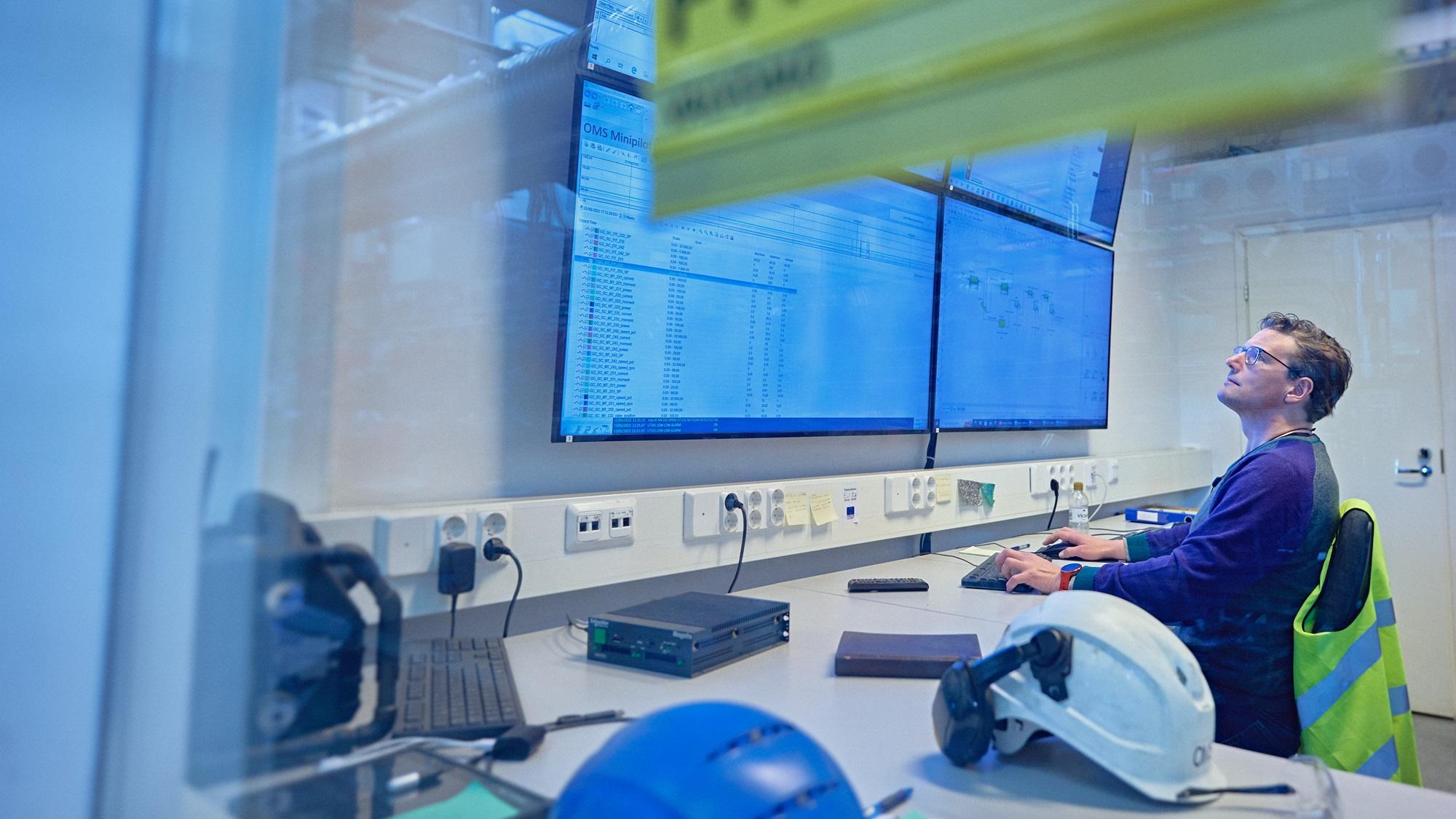 Researcher working in miniscale pilot of Oulu Mining School