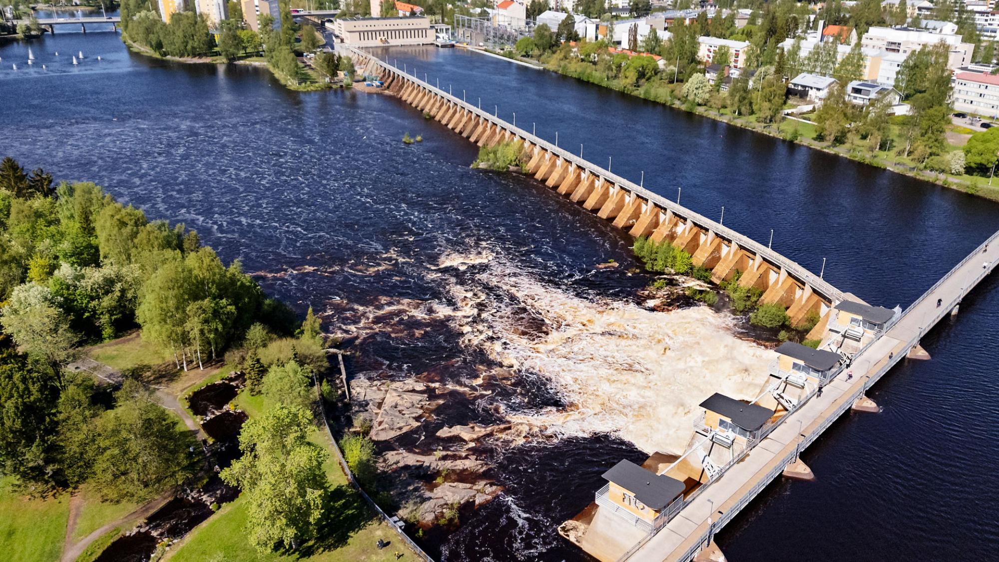 ilmakuva vesivoimalaitoksesta joessa