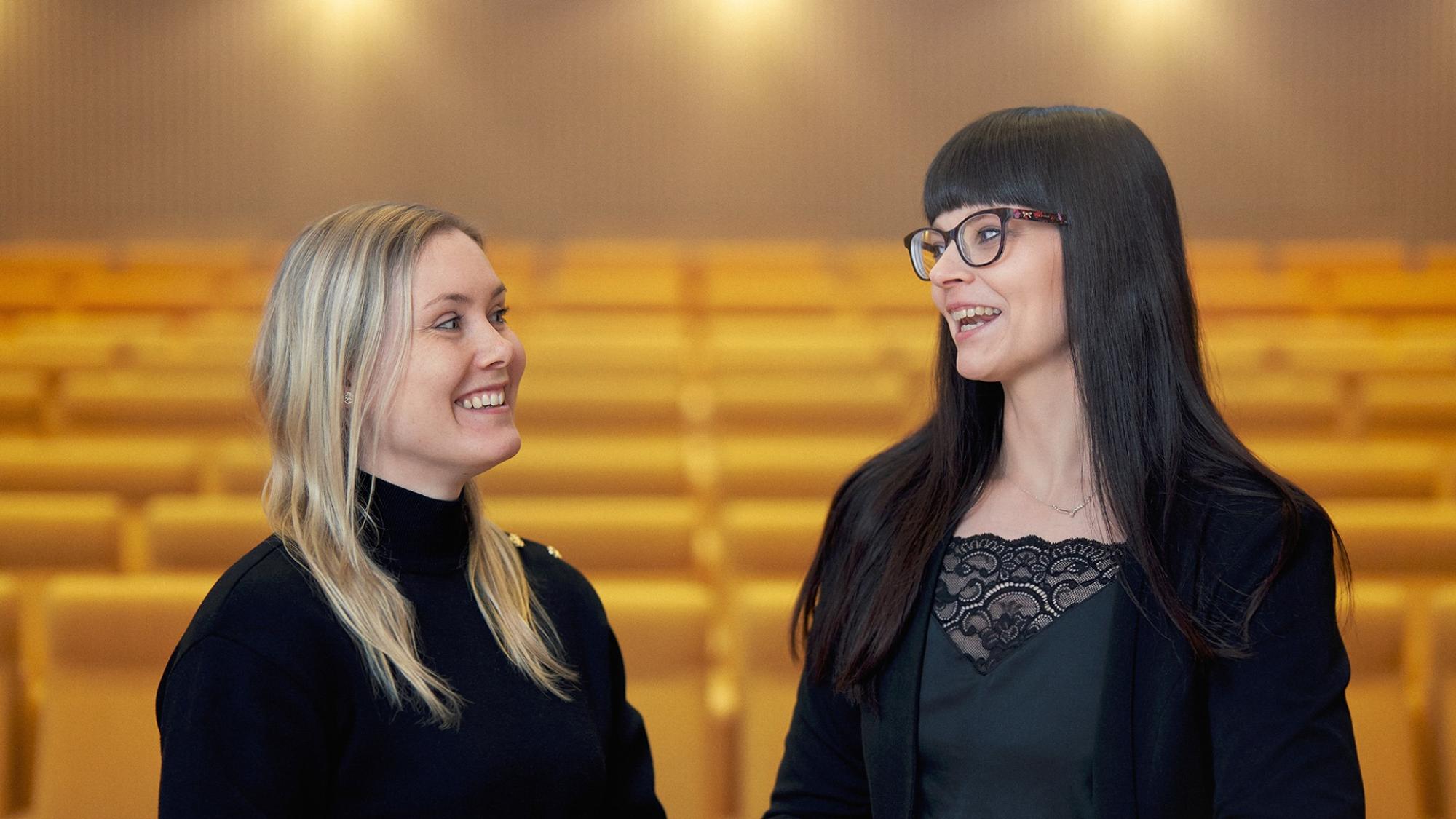 Lihavuustutkijat-podcastin tekijät Juulia Lautaoja-Kivipelto ja Johanna Matilainen