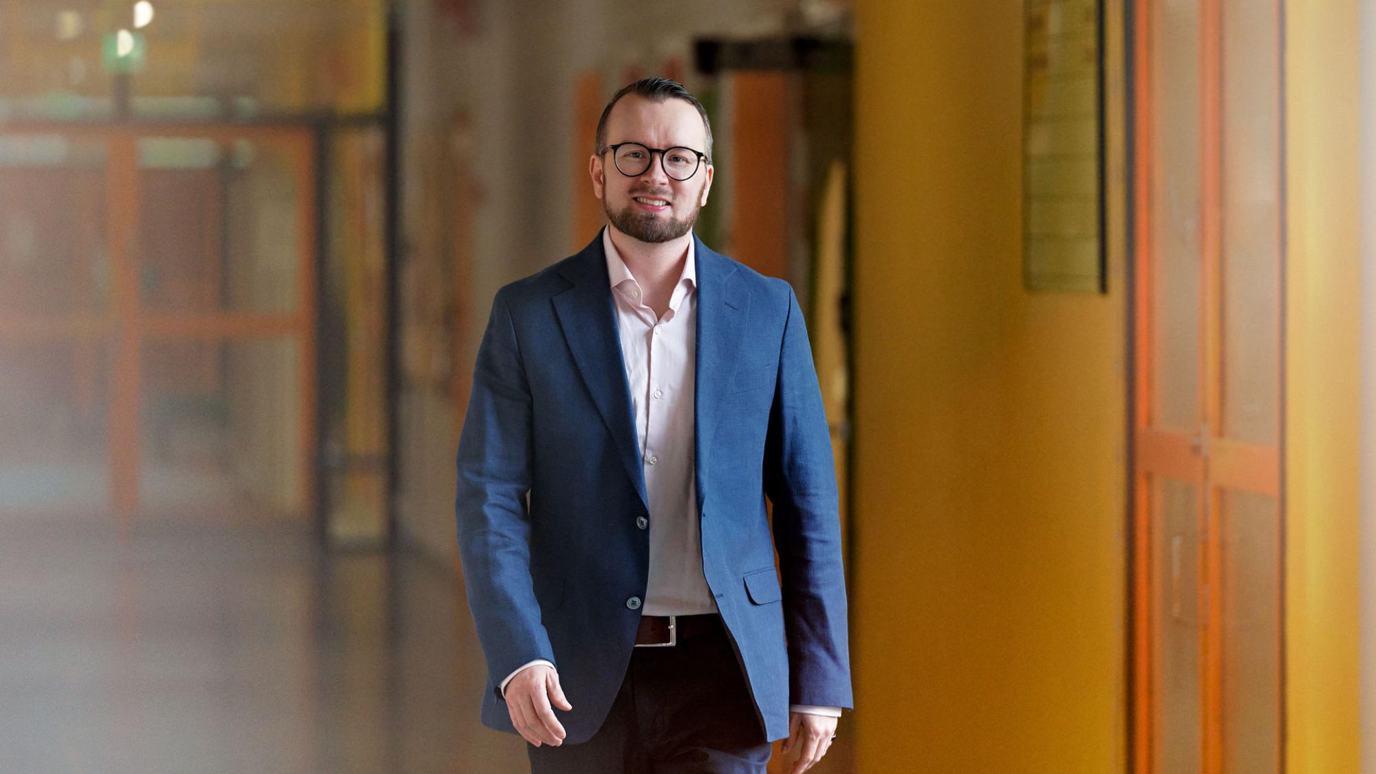 Englannin kielen alumni Jukka Alaho kävelee käytävällä.