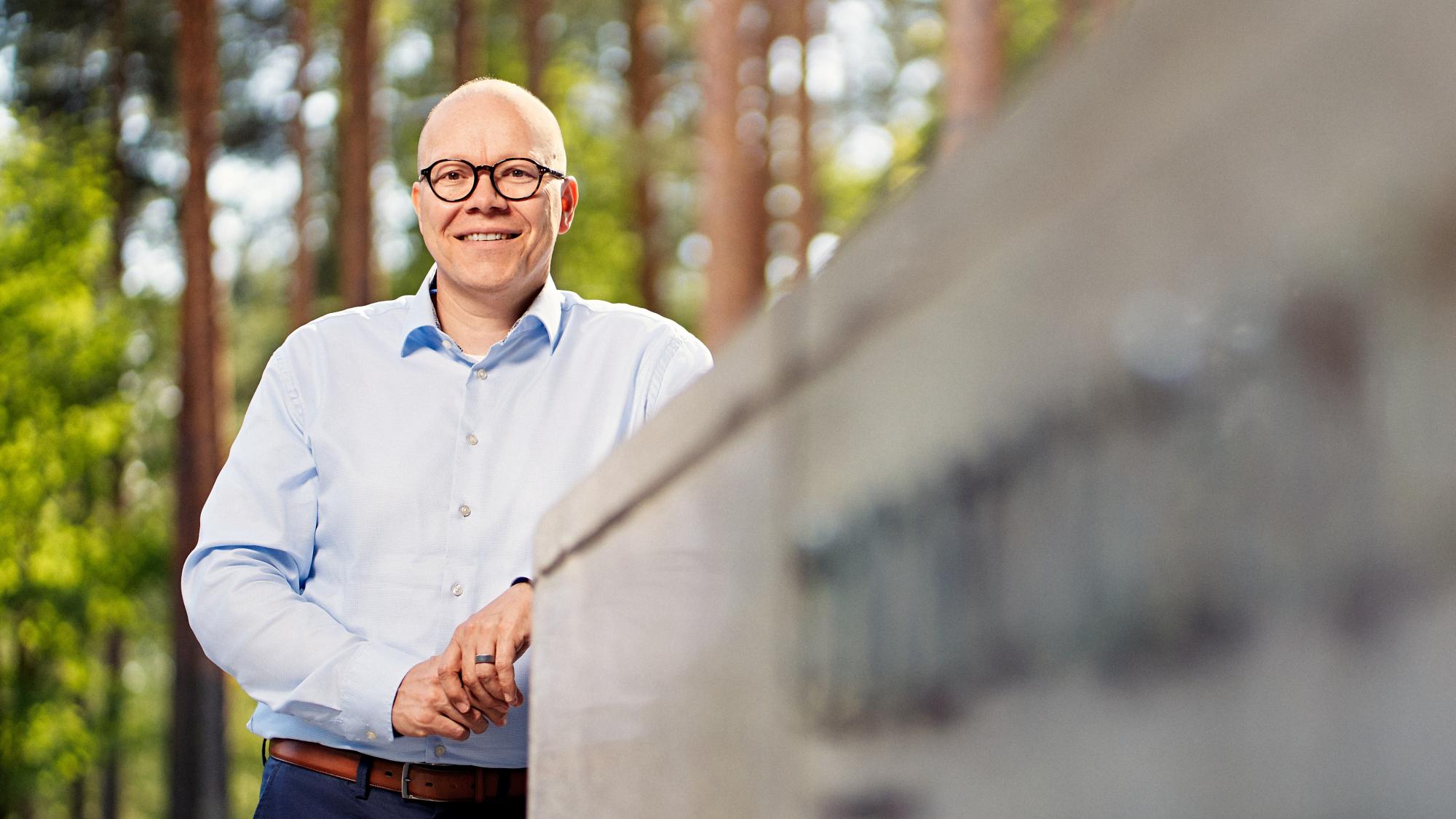 Petteri Alahuhta, vararehtori, Oulun yliopiston päärakennuksen edustalla.