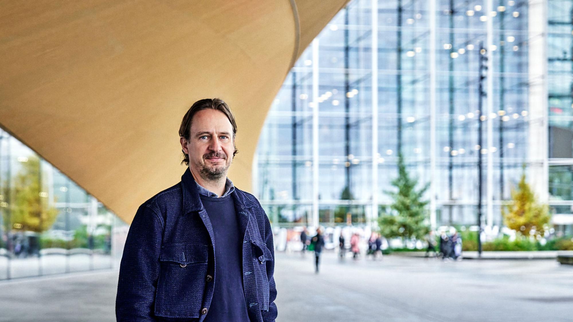 Arkkitehti Antti Nousjoki keskustakirjasto Oodin edessä.