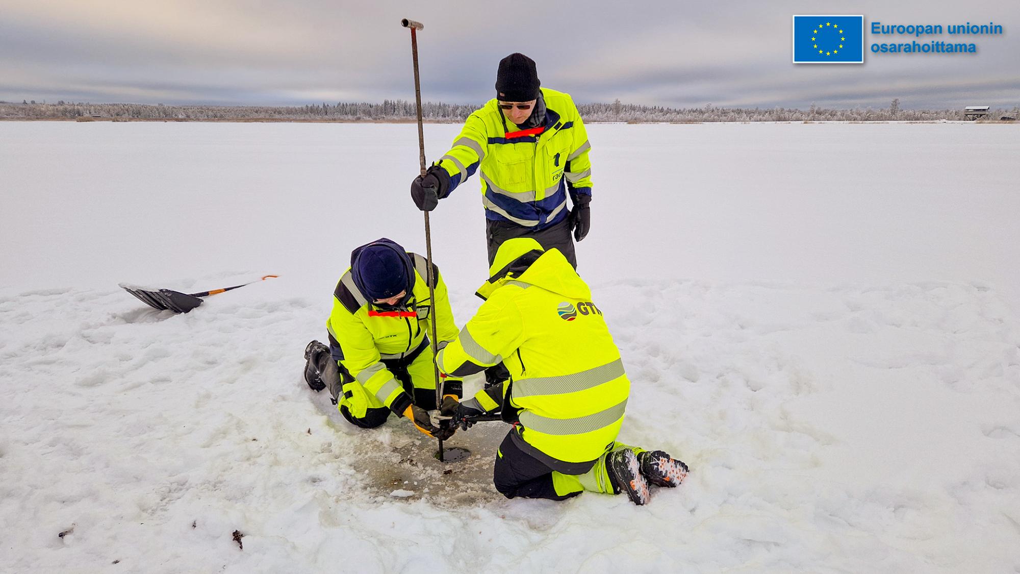 Pohjanäytekairaus tammikuussa 2026. Kenttätöitä seuraamassa ja avustamassa myös Ari Saartenoja Radai Oy:ltä.