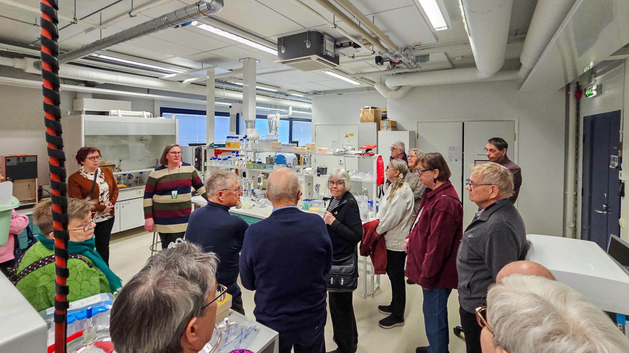 Laboratoriopäällikkö Susanna Sonny esittelemässä laboratorion toimintaa.