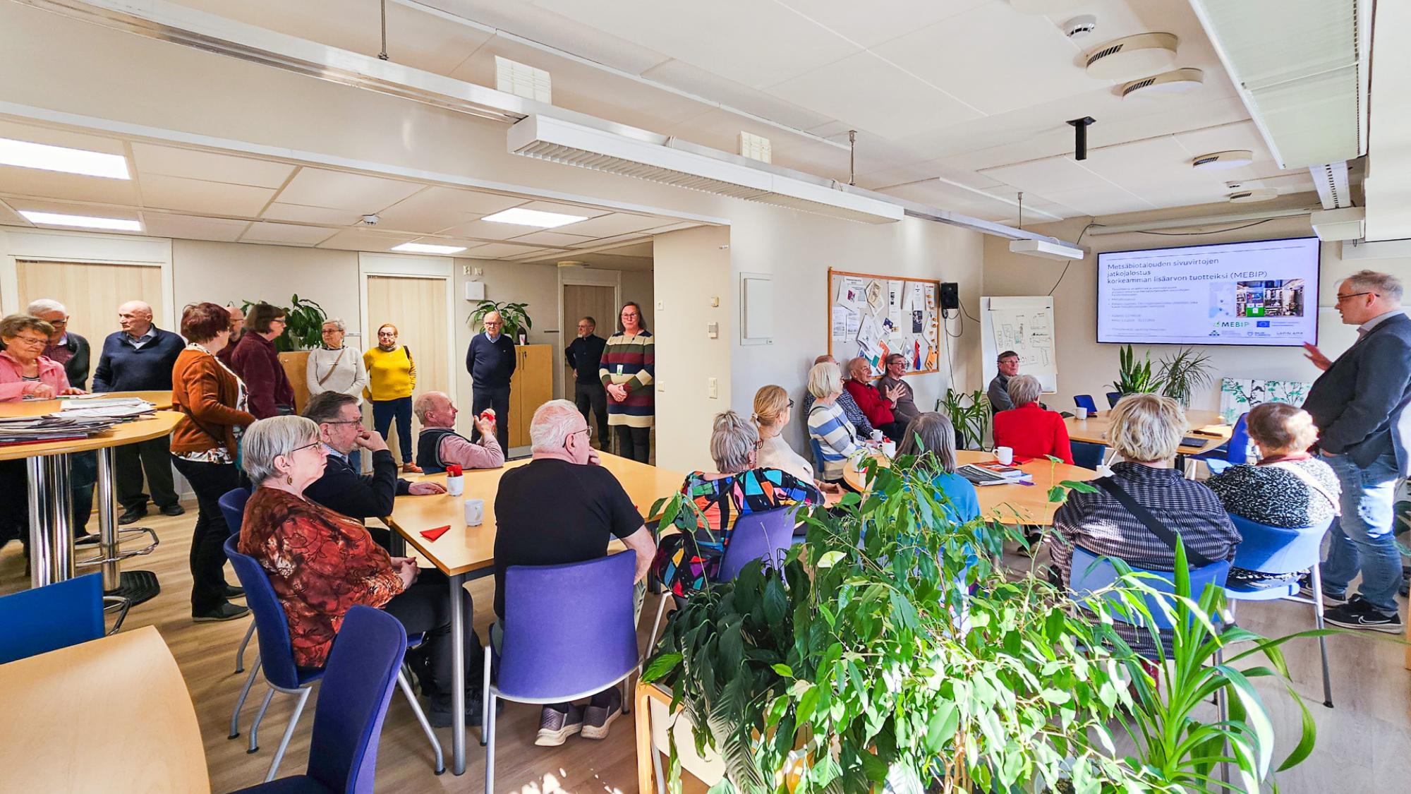 Johtaja Jarkko Räty esittelemässä Kajaanin yliopistokeskuksen toimintaa