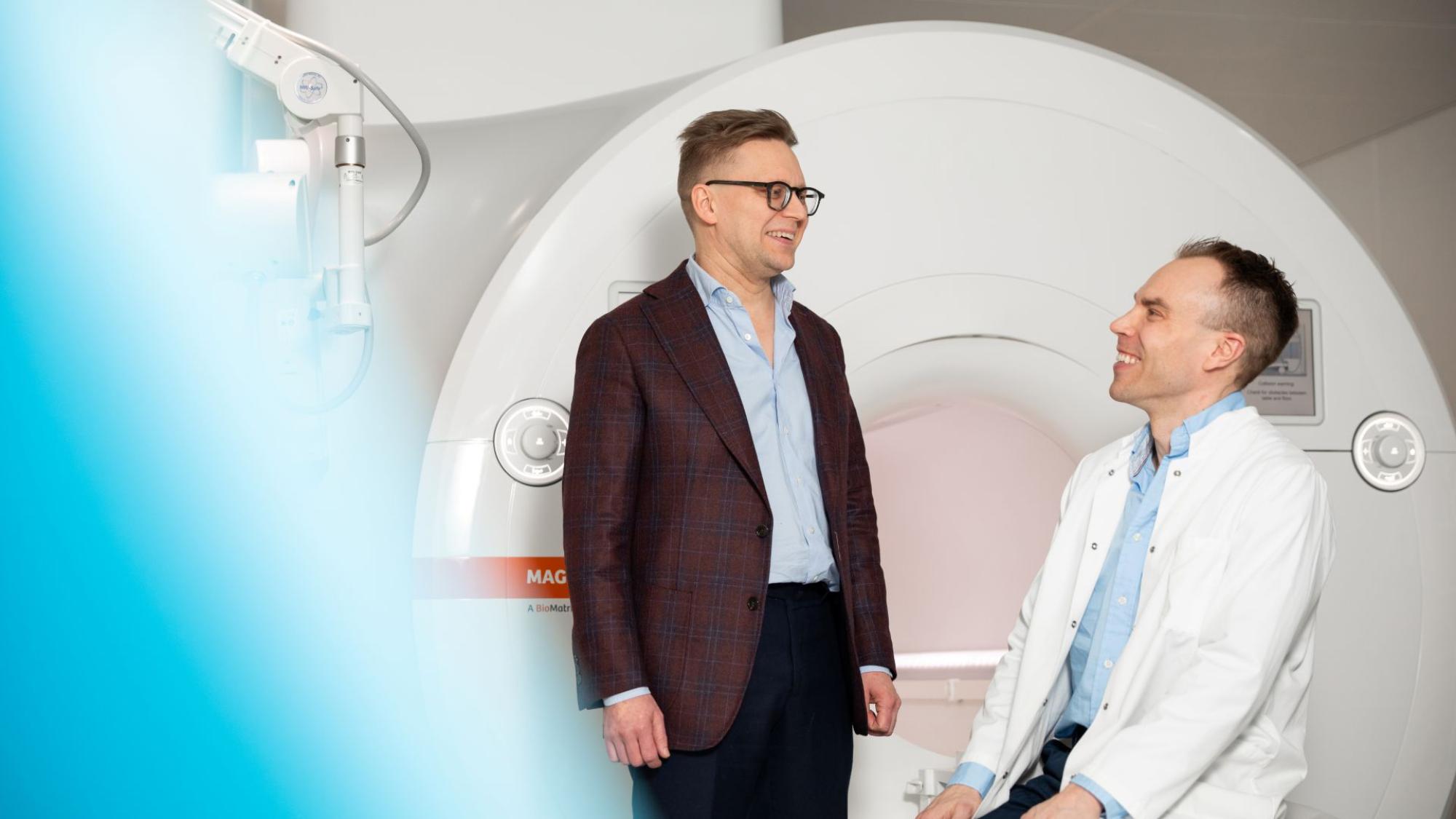 Miika Nieminen ja Mika Nevalainen magneettikuvauslaitteen edessä.