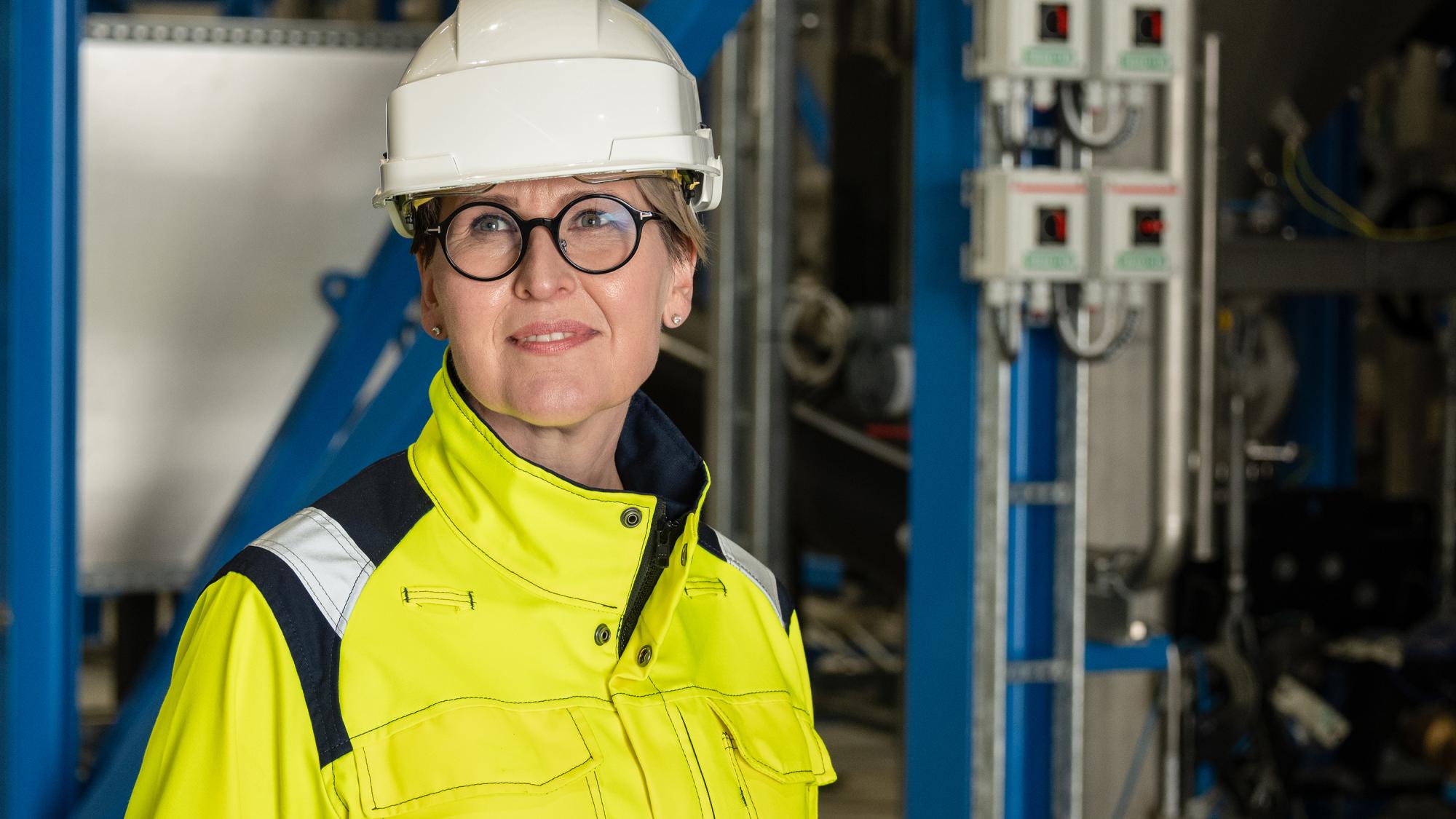 Laura Rahikka kuvassa kypärä päässä.