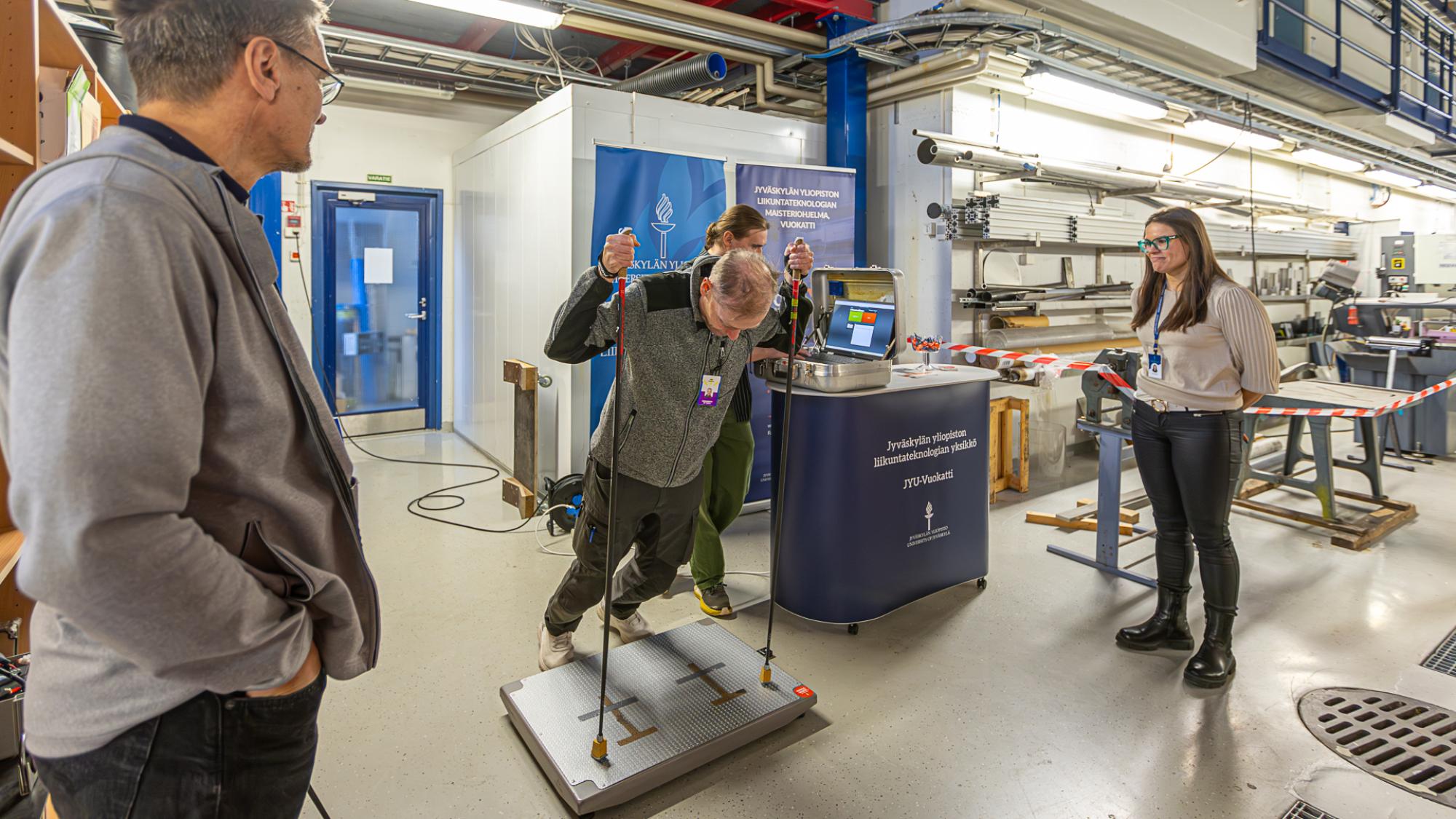 Jyväskylän yliopiston esittelypisteellä testattiin sauvojen työntövoimaa