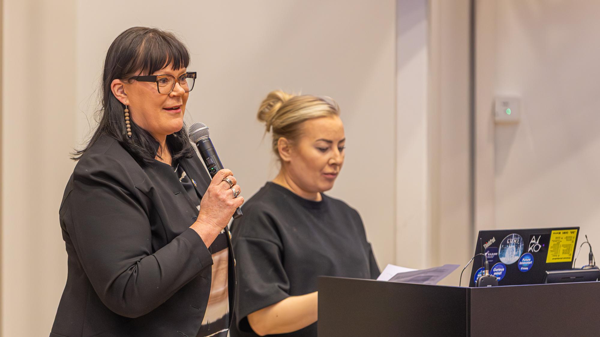 Kuvassa vasemmalla OPETOP-hankkeen vastuullinen johtaja Eva Raudasoja ja taustalla Kajaanin kaupunki, erityisopettaja, vararehtori Anna-Maaria Kuronen.