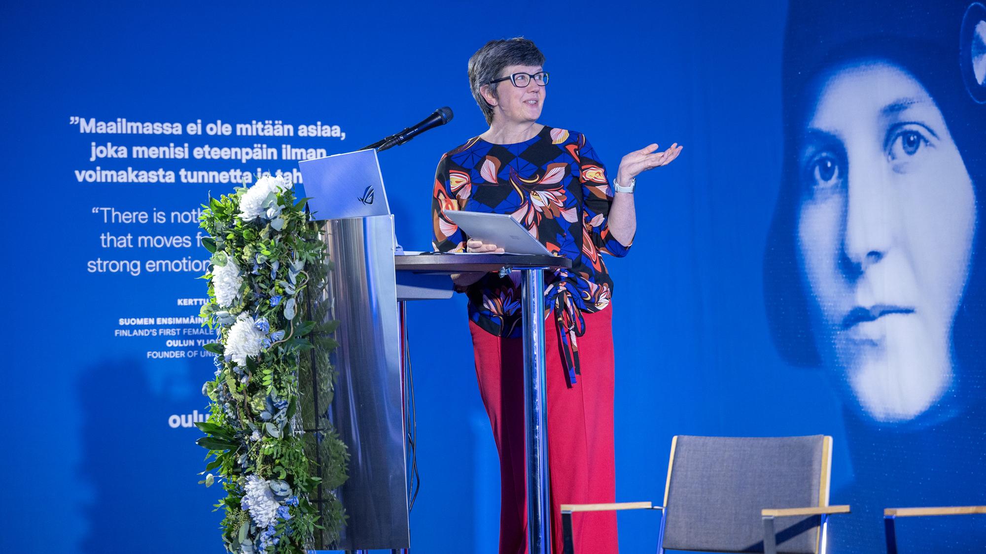 Felicity Kelliher pitää puhetta