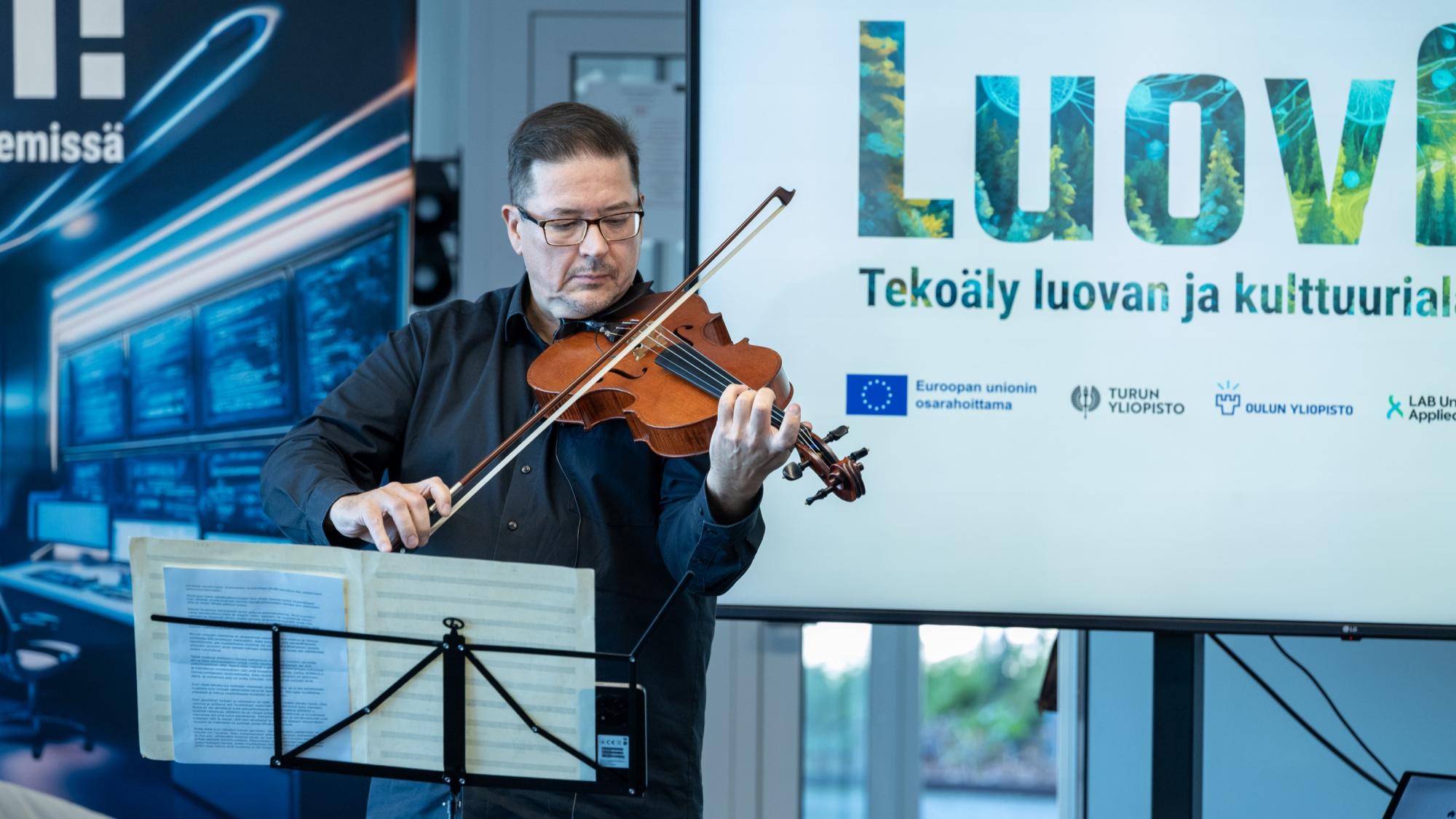 Max Savikangas soittaa alttoviulua