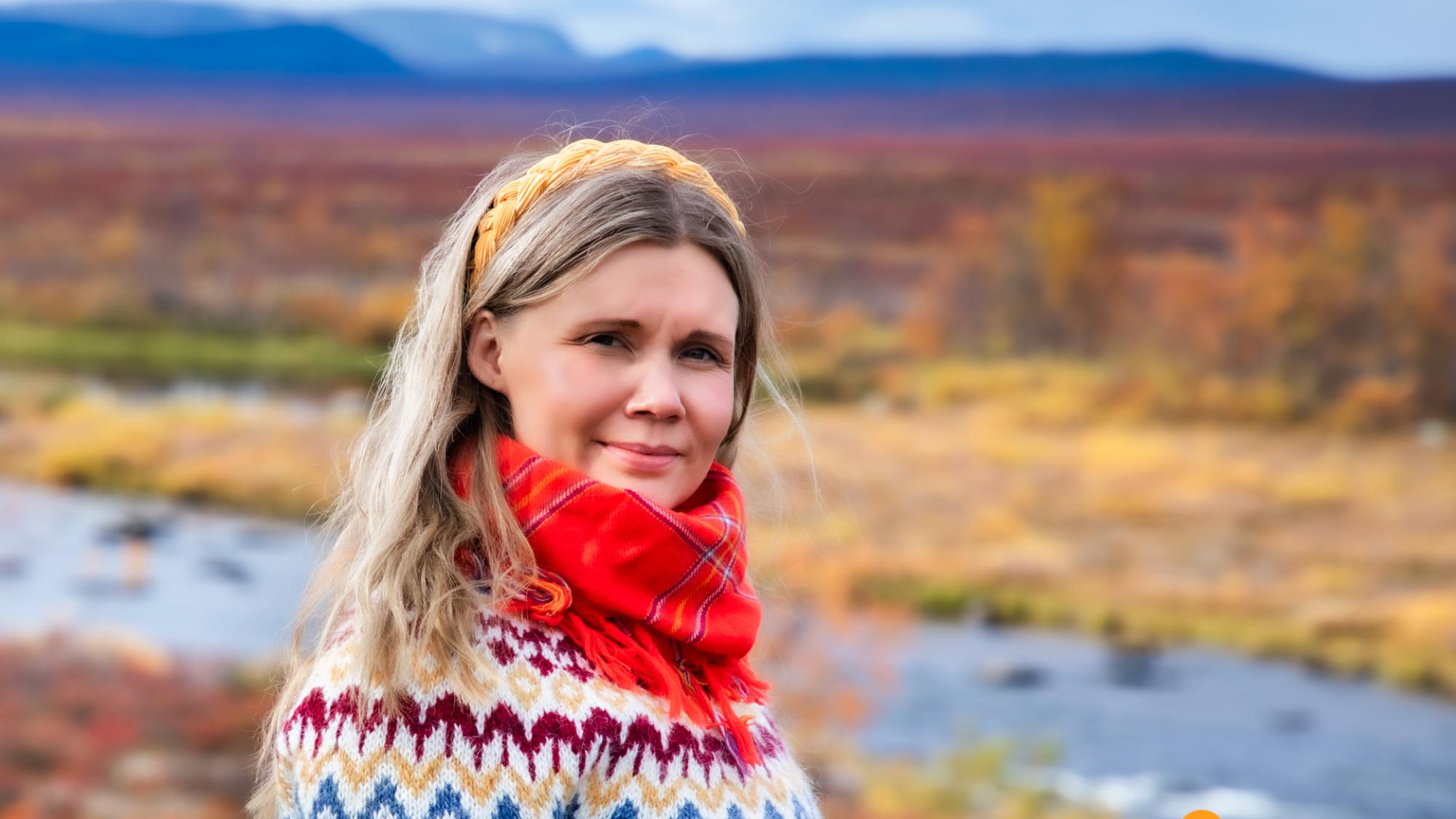 Kuvassa joikutaiteilija Ingá-Máret Gaup-Juuso