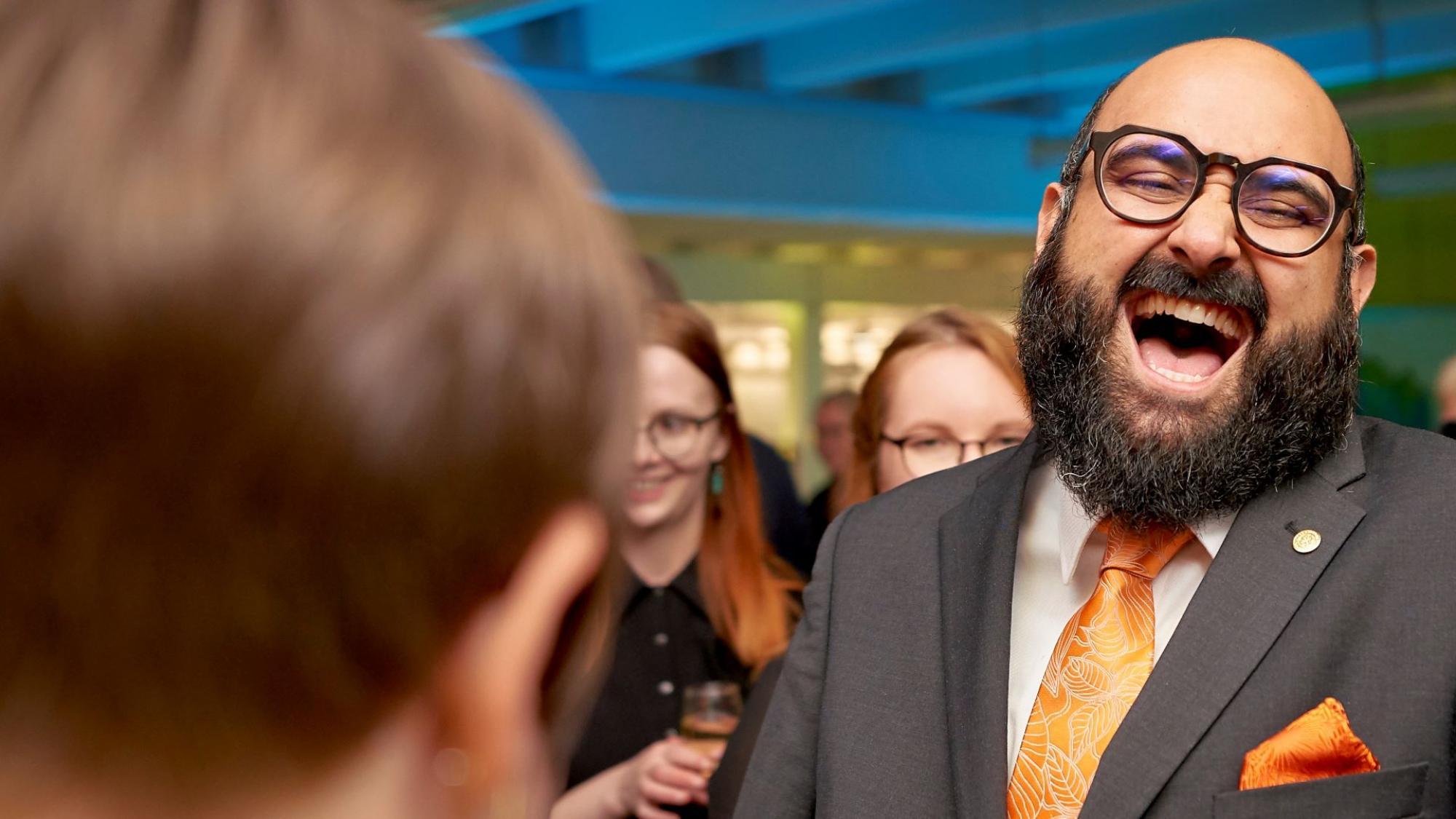 Iloisia alumneja Oulun yliopiston avajaisjuhlissa.