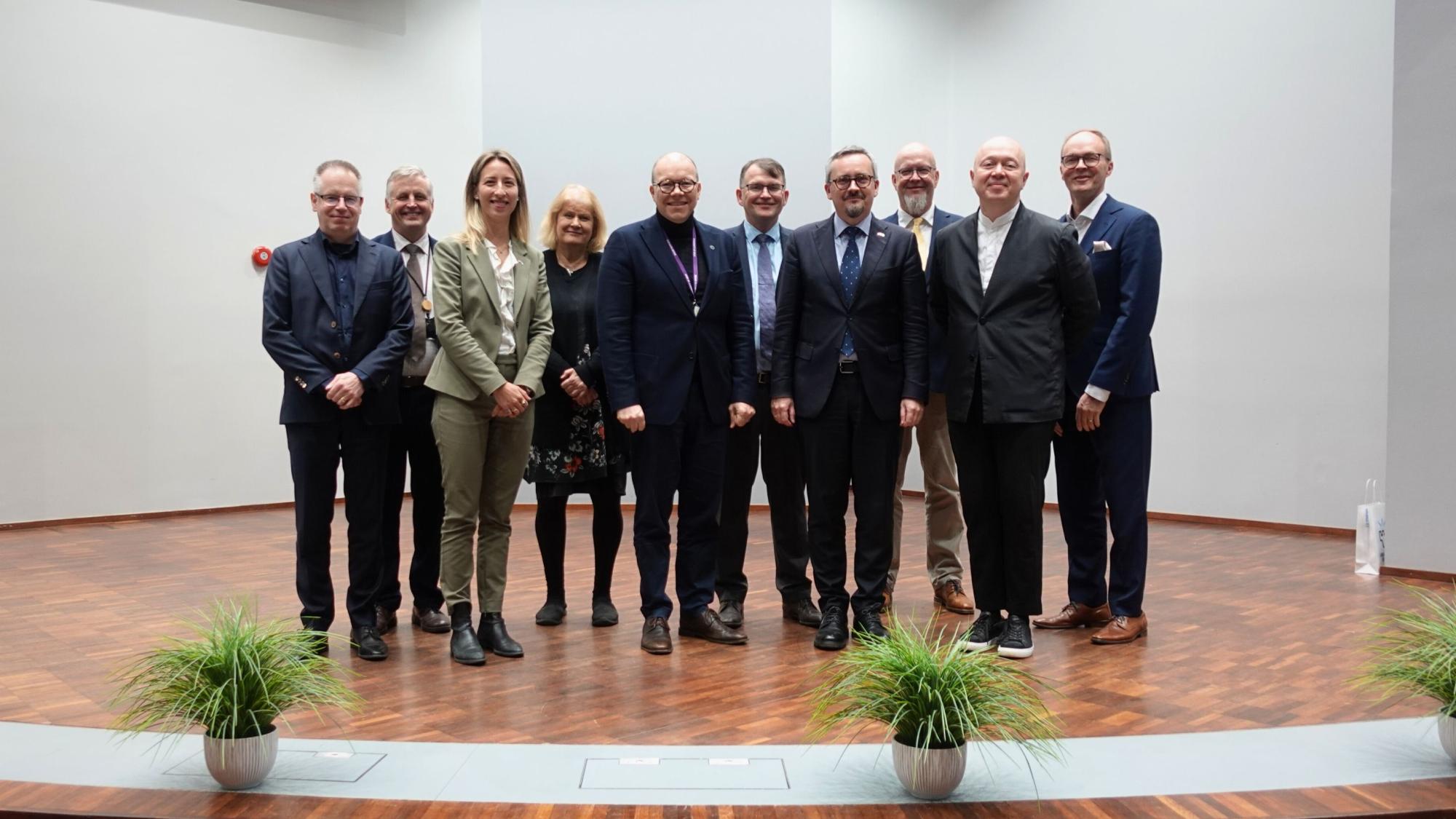 Martti Ahtisaari Instituutin johtokunta kuvattuna suurlähettilään ja yliopiston vararehtorin kanssa.