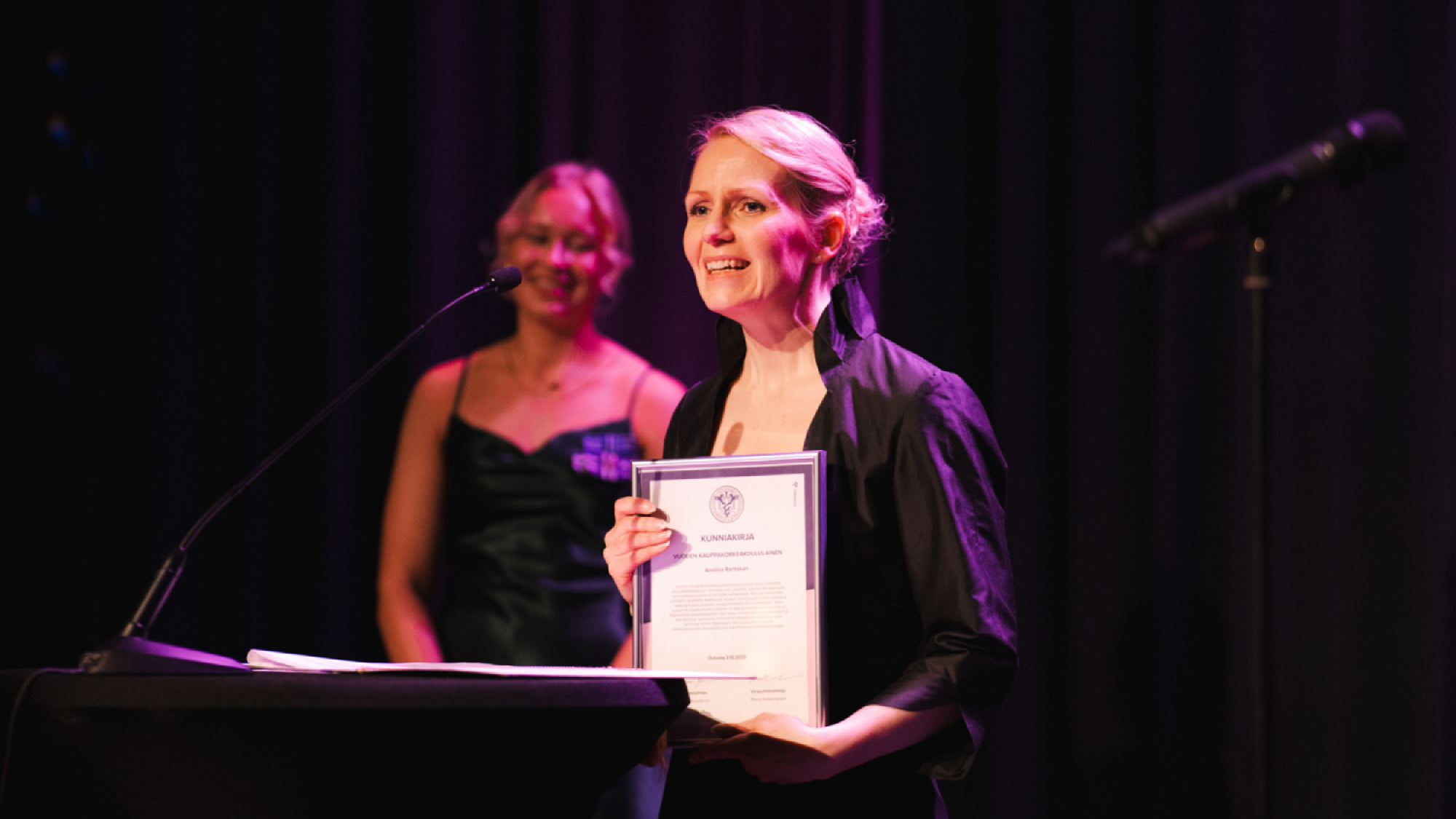 Kuvassa akatemiatutkija Anniina Rantakari pitämässä puhetta Finanssi ry:n vuosijuhlassa.