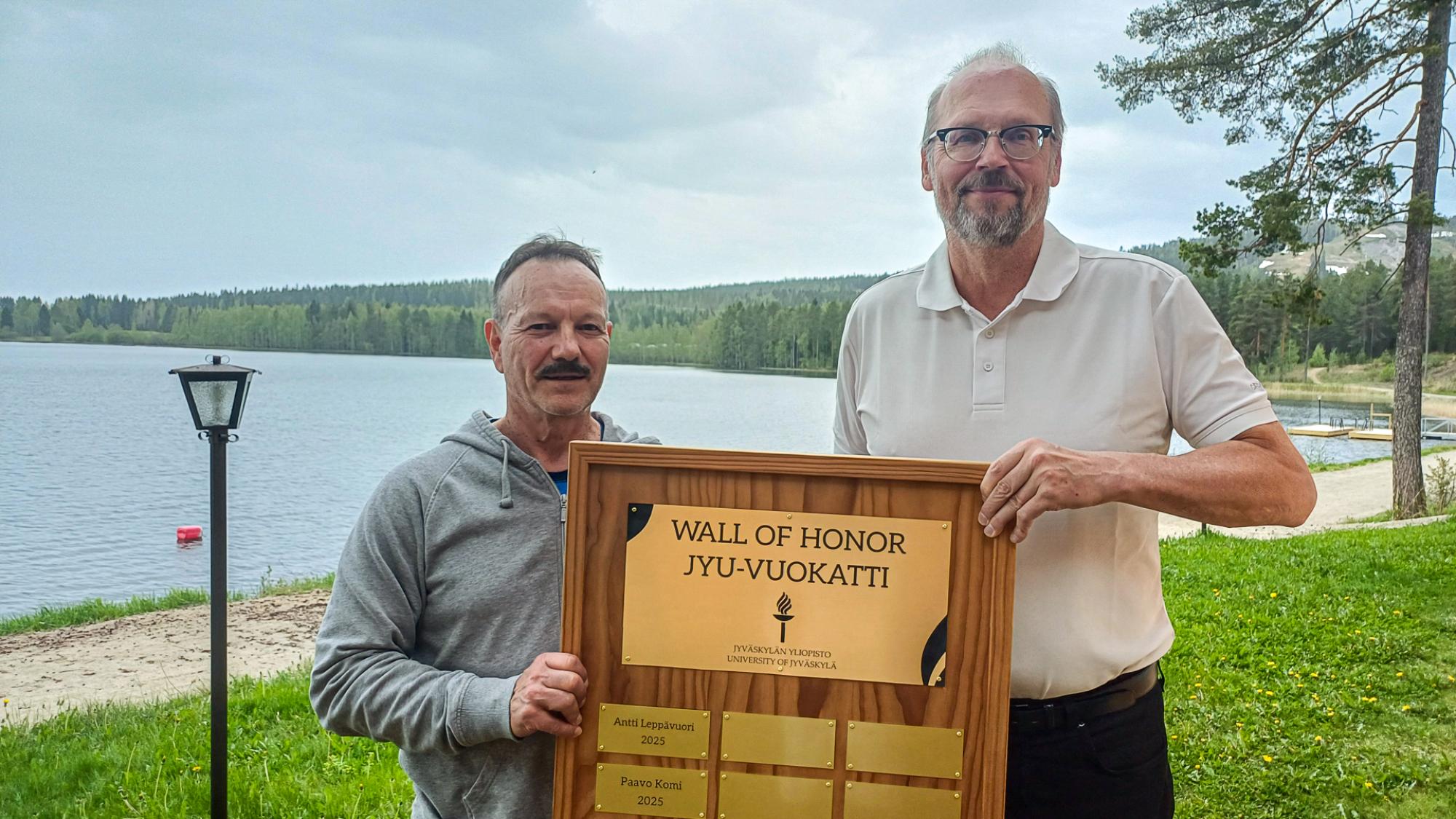 Antti Leppävuoren eläköitymistilaisuudessa paljastettiin JYU-Vuokatin Wall of Honor-taulu, johon nimensä Leppävuoren lisäksi saivat viisi muuta yksikön historiaan merkittävästi vaikuttanutta henkilöä. Kunniataulun luovutti professori Vesa Linnamo