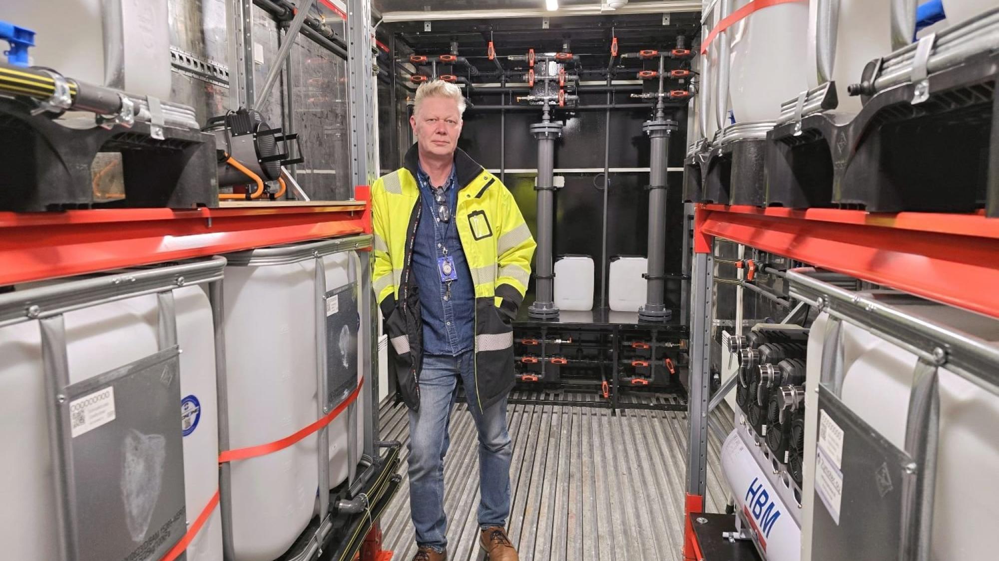 Arto Pikkarainen merikontissa, johon CAAMAn pilotti on rakennettu. 