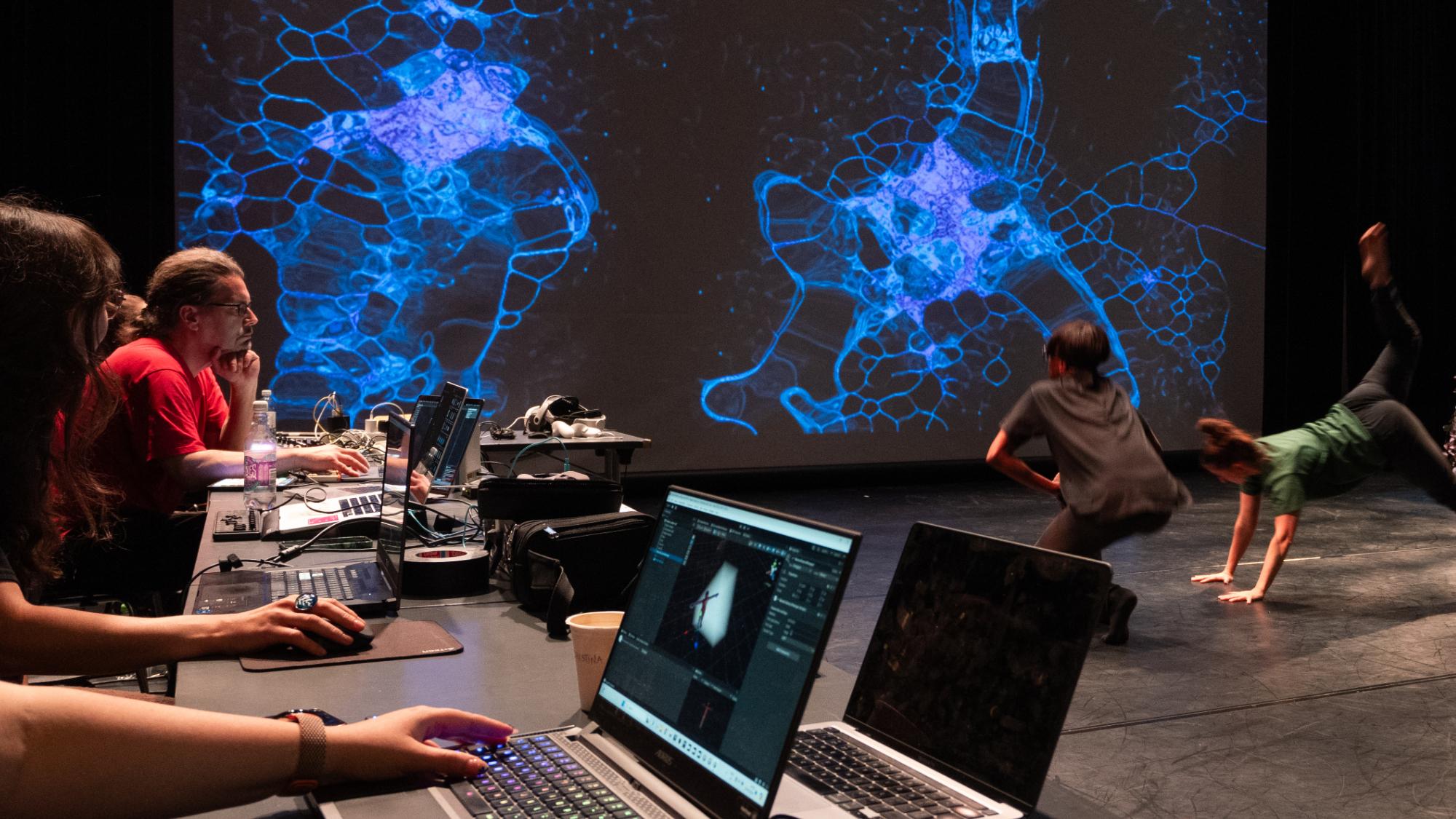 tanssijoita ja ihmisiä tietokoneiden ääressä