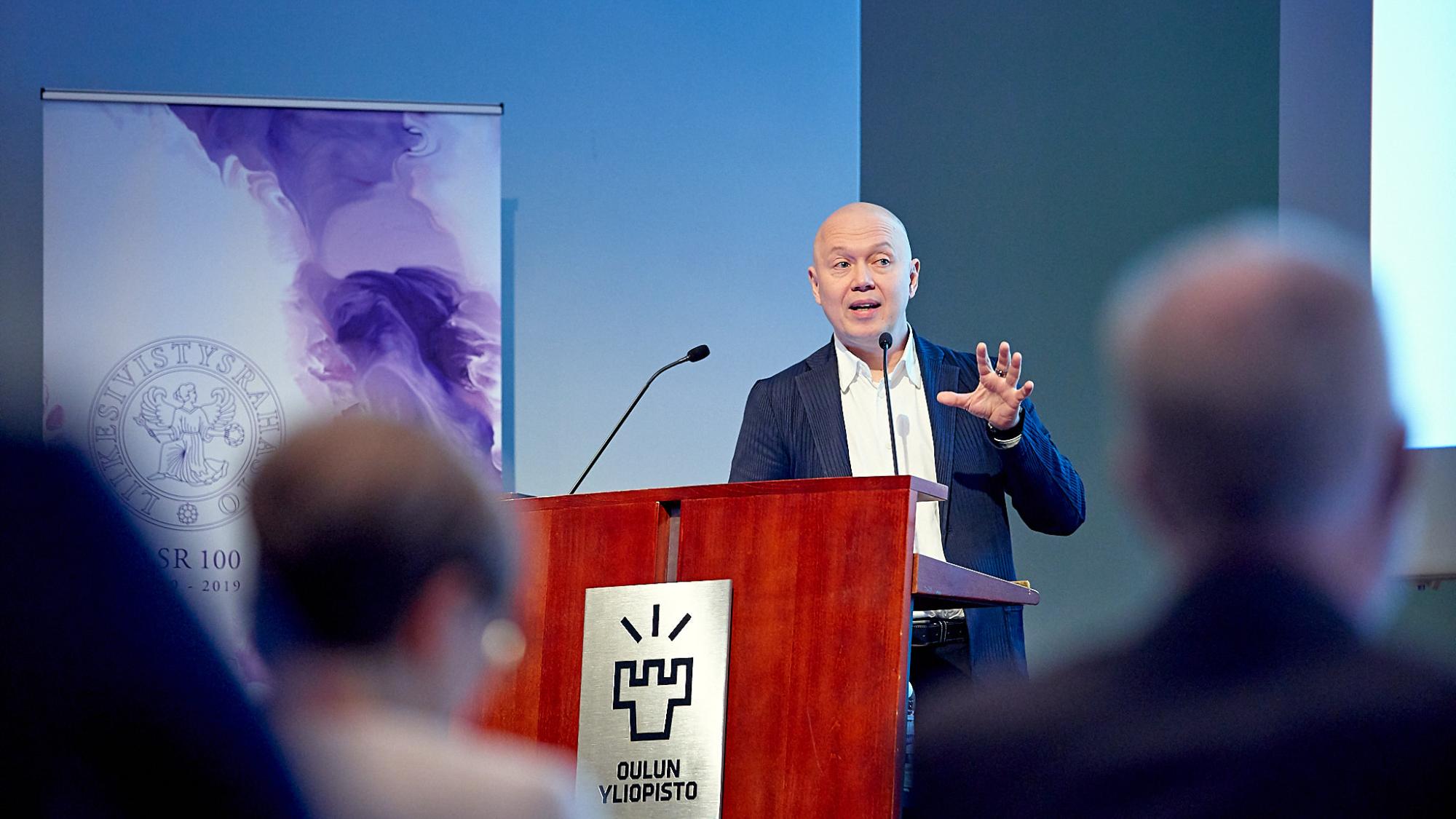 Marko Ahtisaari puhumassa Liikesivistysrahaston 100-vuotis juhlaseminaarissa.