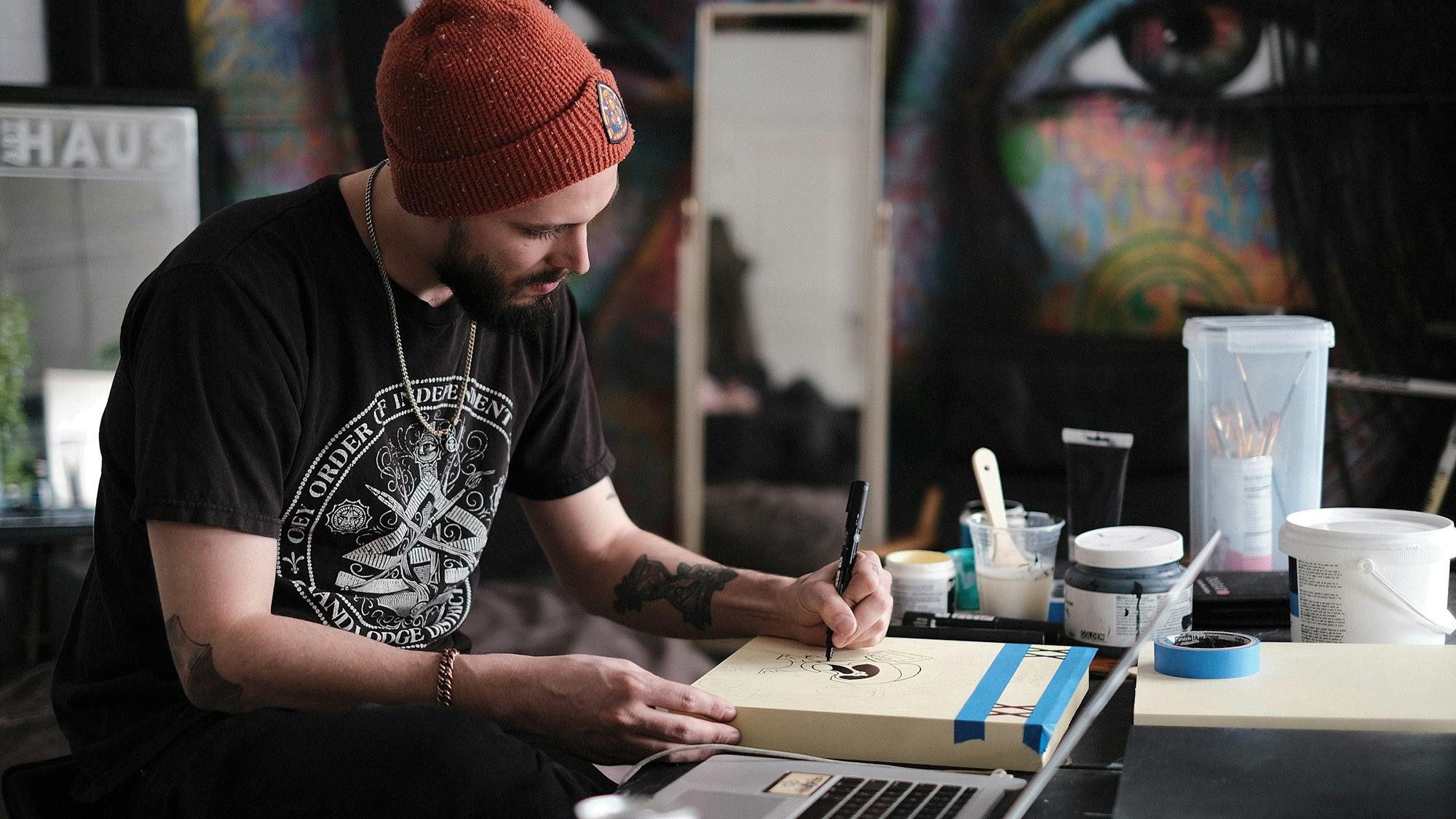 taiteilija piirtää