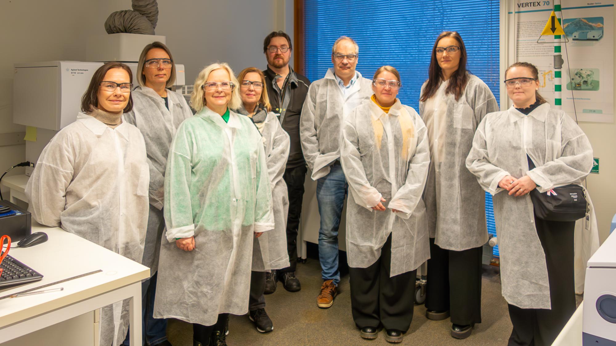 Yliopistokeskuslaisia tutustumassa LUT-yliopiston Erotustekniikan laboratorioon.