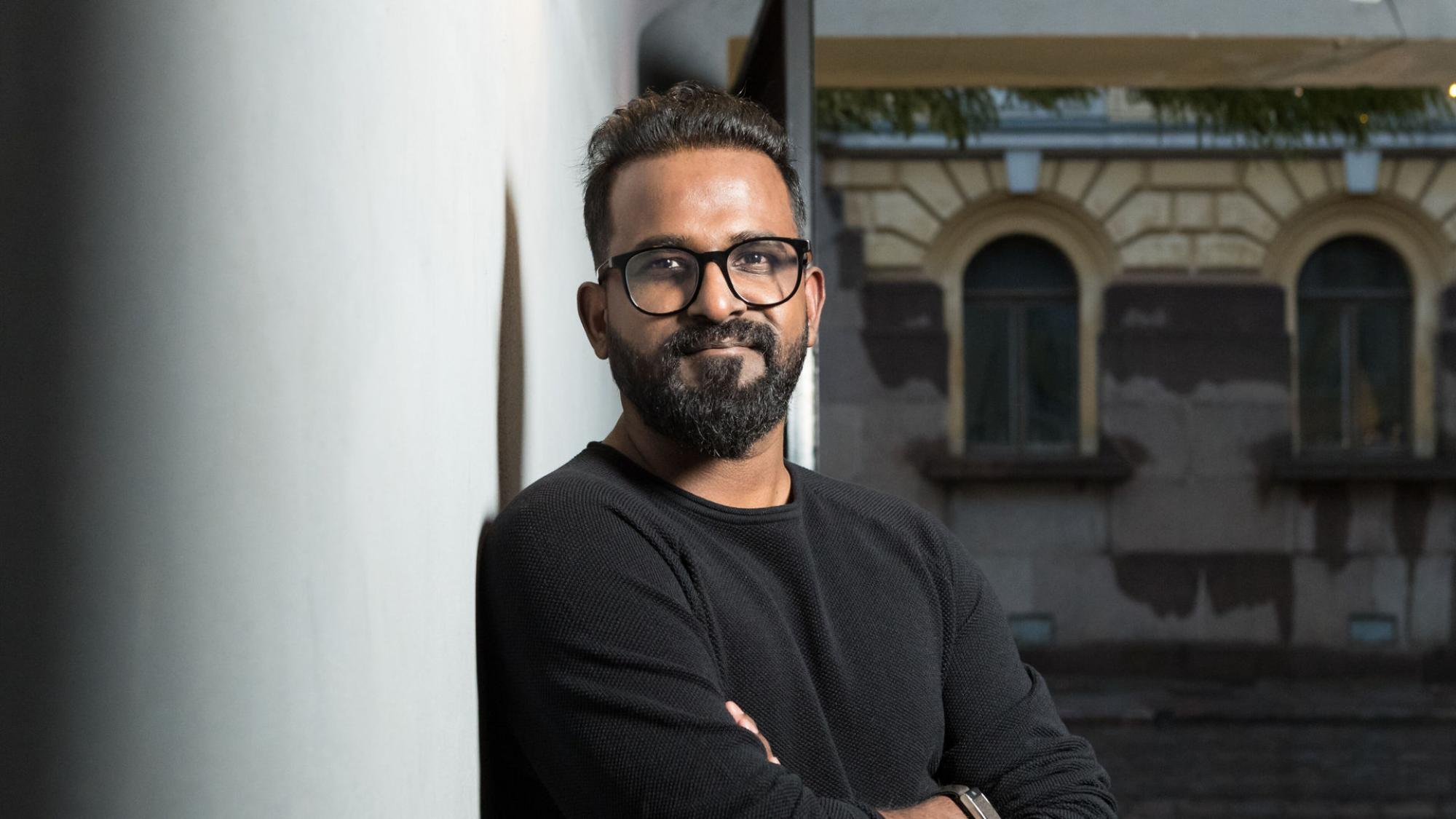 Alumni Shariful Alam nojaa seinään.