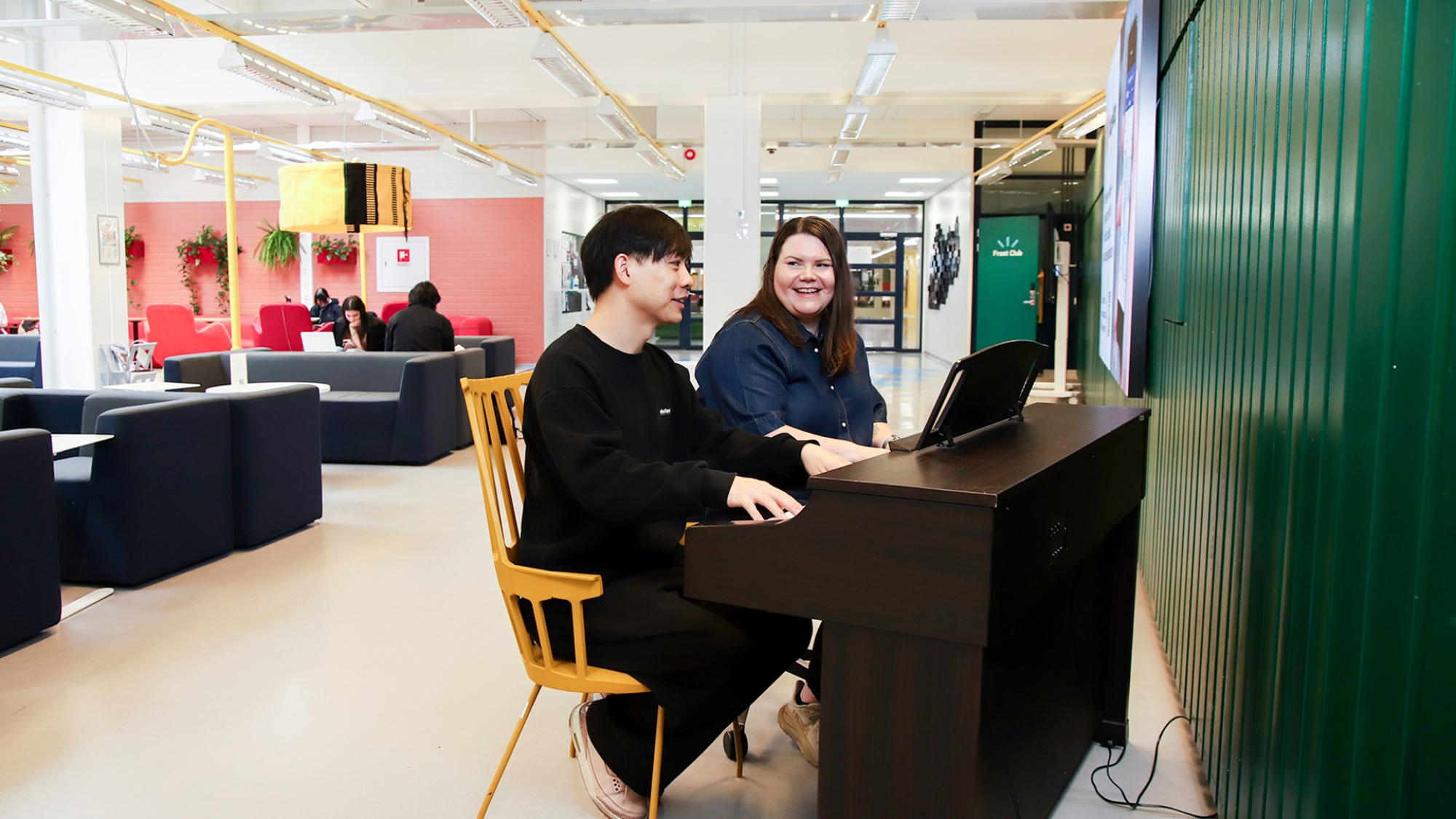 Haoyu Chen and Tiina Törmänen playing piano.