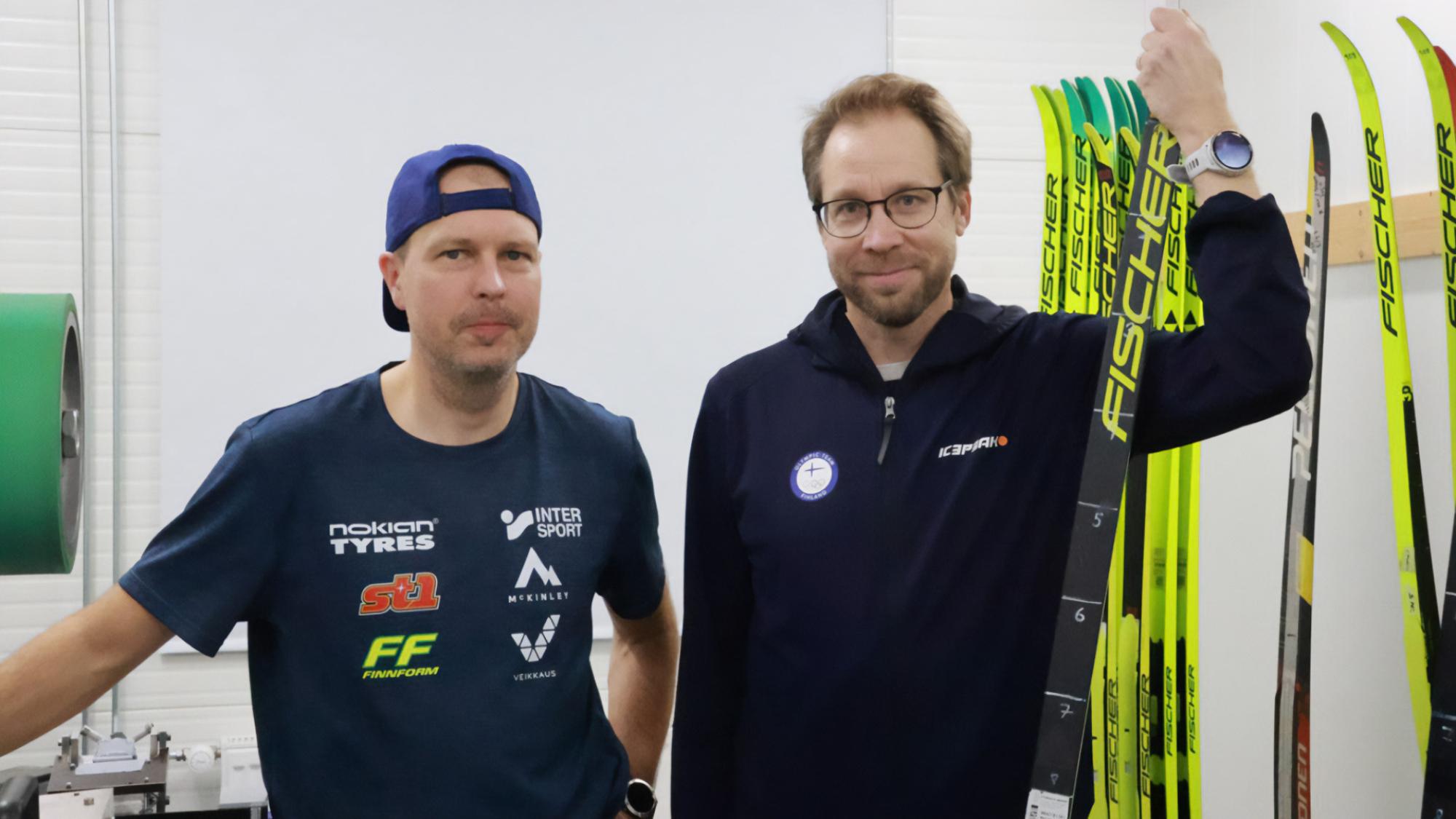 Suksihuollon asiantuntija Hannu Hovila (vas.) ja JYU-Vuokatin kehittämispäällikkö Olli Ohtonen iloitsevat uuden huoltokeskuksen avaamisesta Vuokattiin. kuva: Henna Salonvaraa (VRUA).