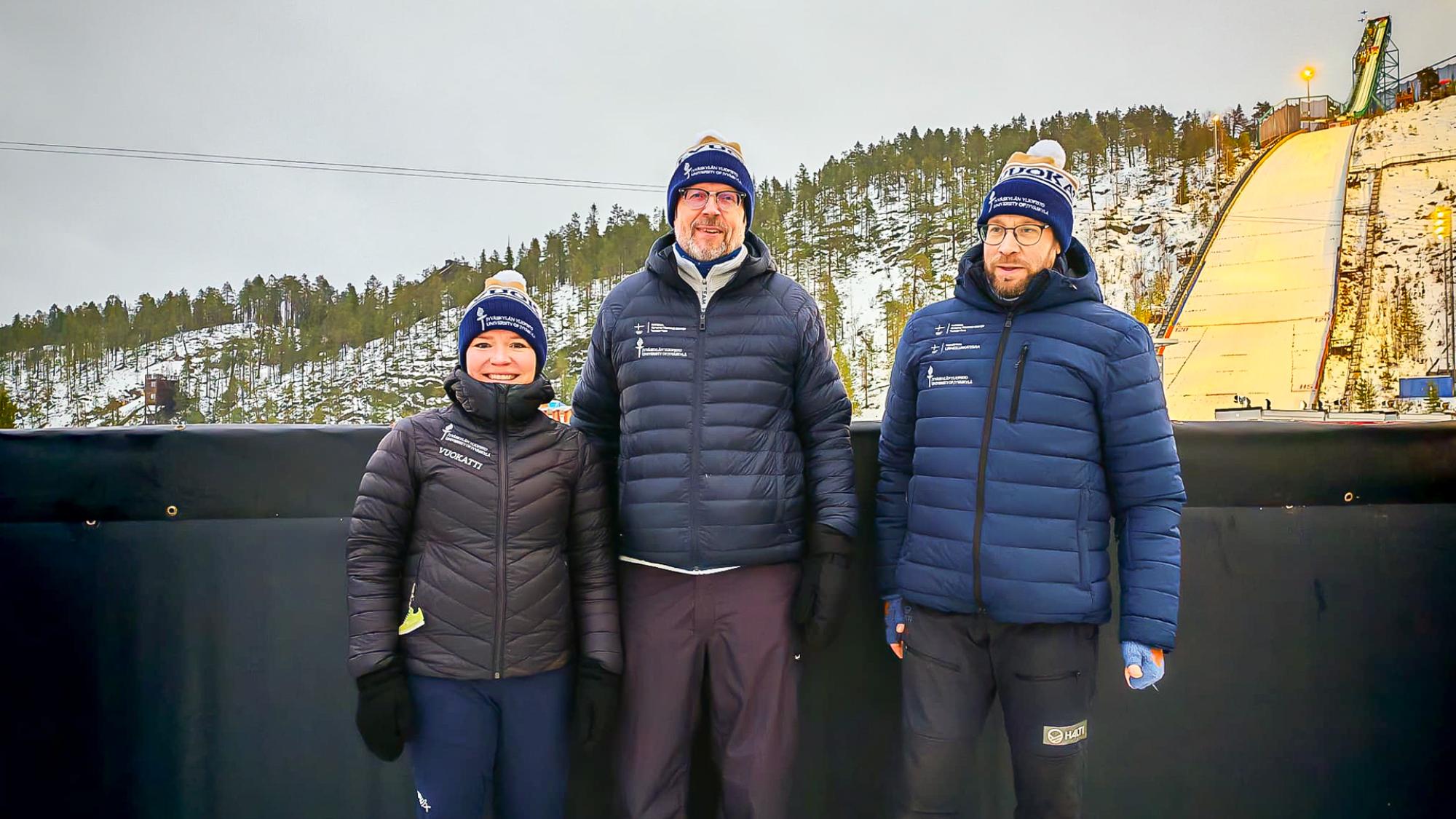 Ritva Mikkonen (vas.), Vesa Linnamo ja Olli Ohtonen seurasivat pohjoismaisten hiihtolajien Maailmancup-avausta Rukalla.
