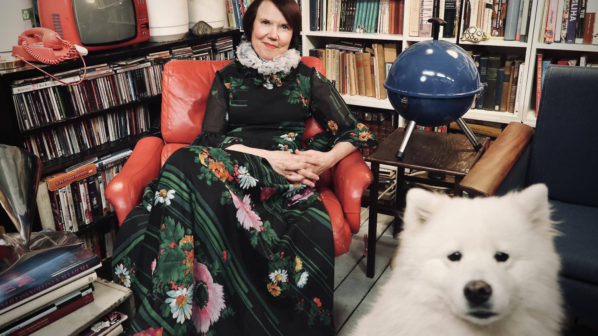 rosa liksom istuu työhuoneessaan koiran kanssa