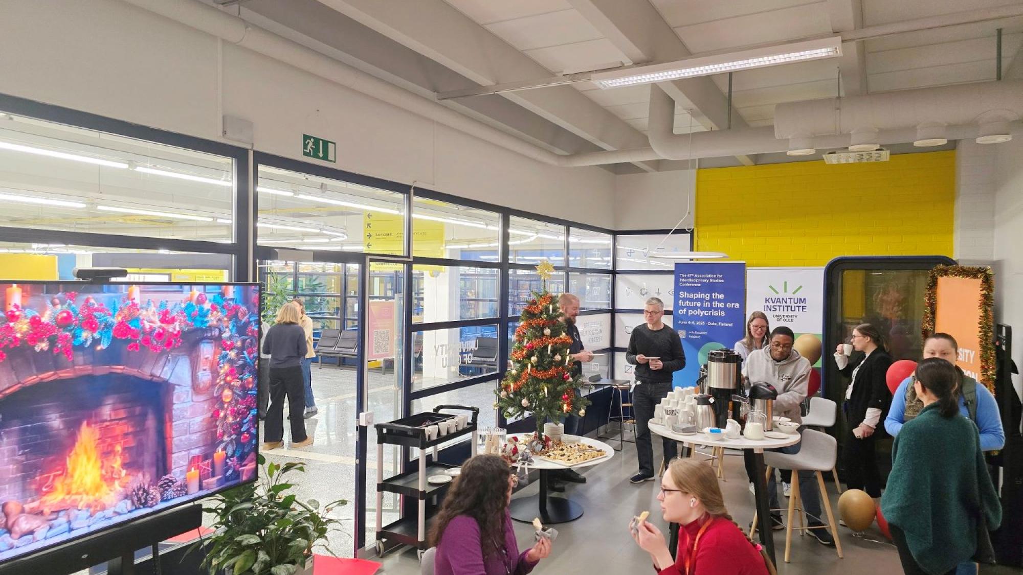 Ihmiset juttelevat Innovaatiokeskuksen olohuoneessa.