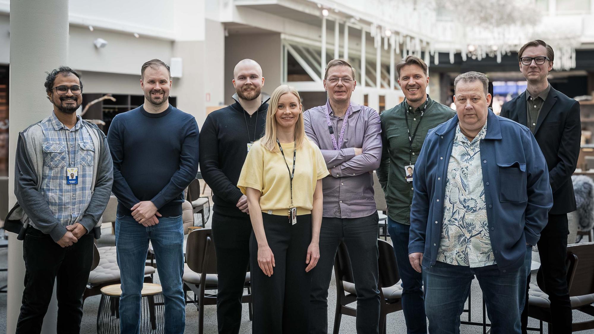 Innokilpa-hankkeen kahdeksan jäsentä ryhmäkuvassa.