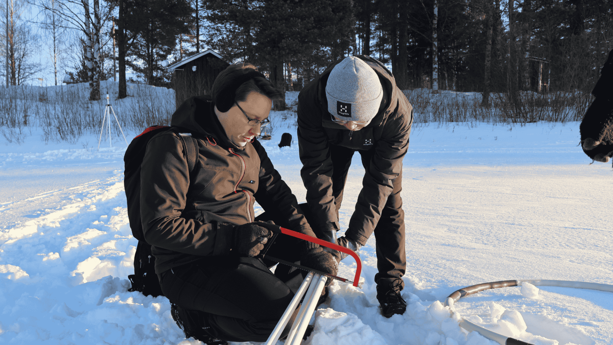 Väitöskirjatutkijat Janne Torvela ja Jiahui Qiu tekemässä kenttätöitä