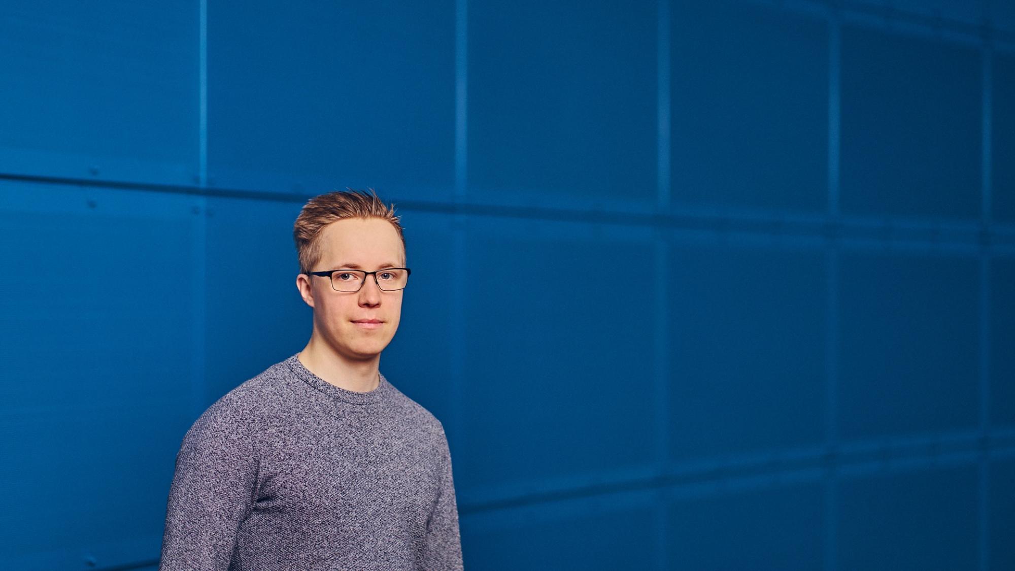 Jarkko Impola katsoo kameraan.