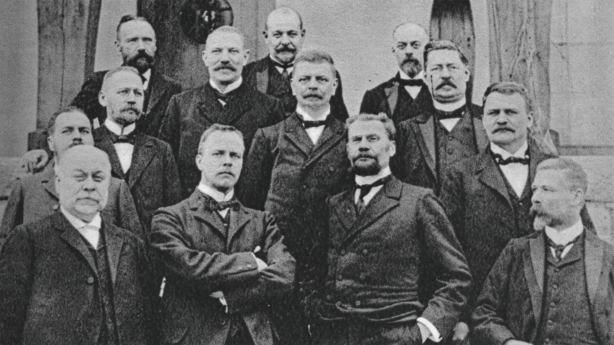 Takana P. E. Svinhufvud oven edessä ja Eero Erkko toisena oikealla, edessä Ernst Estlander kädet puuskassa ja Theodor Homén kädet taskuissa.