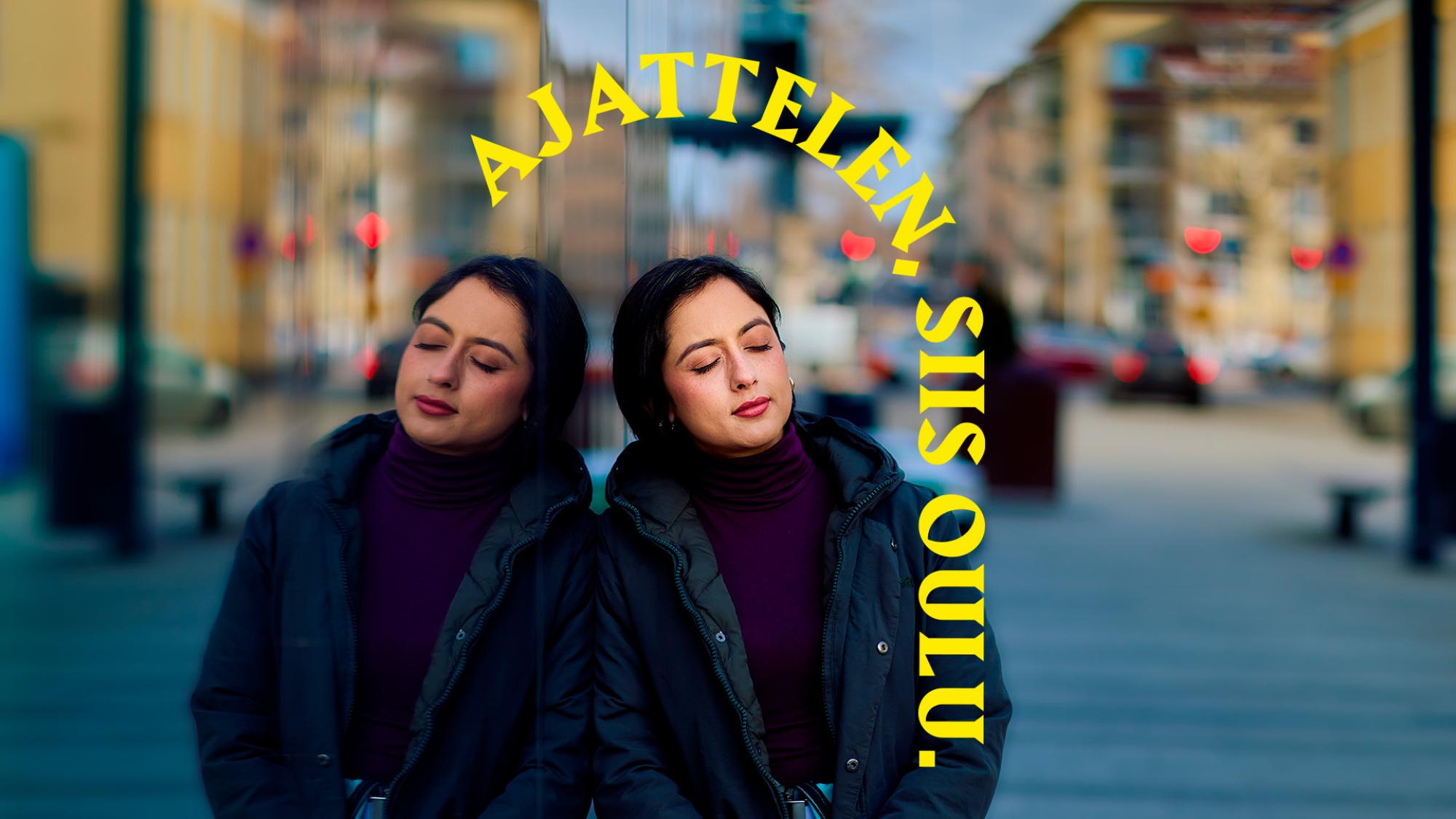 Tummahiuksinen nainen nojaa silmät kiinni ikkunaan. Hänen takanaan on rakennuksia. Päähenkilön yläpuolella on keltainen kaari, jossa lukee Ajattelen, siis Oulu.